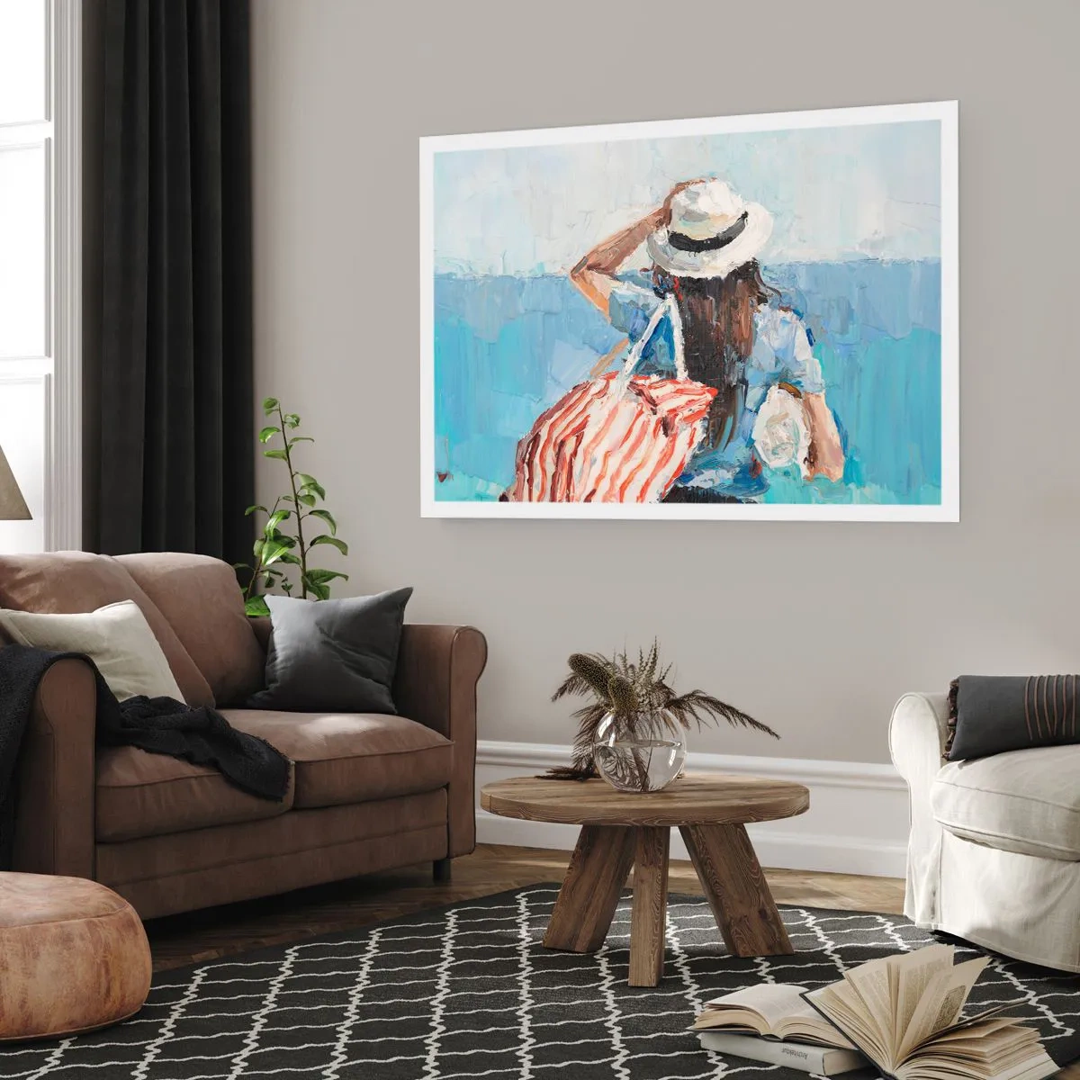 Poster - Eine Frau mit Hut vor dem blauen Meer - 100x70cm - Willkommen in den Sommerferien - Moderne Wanddekoration für Wohnzimmer und Schlafzimmer ARTTOR