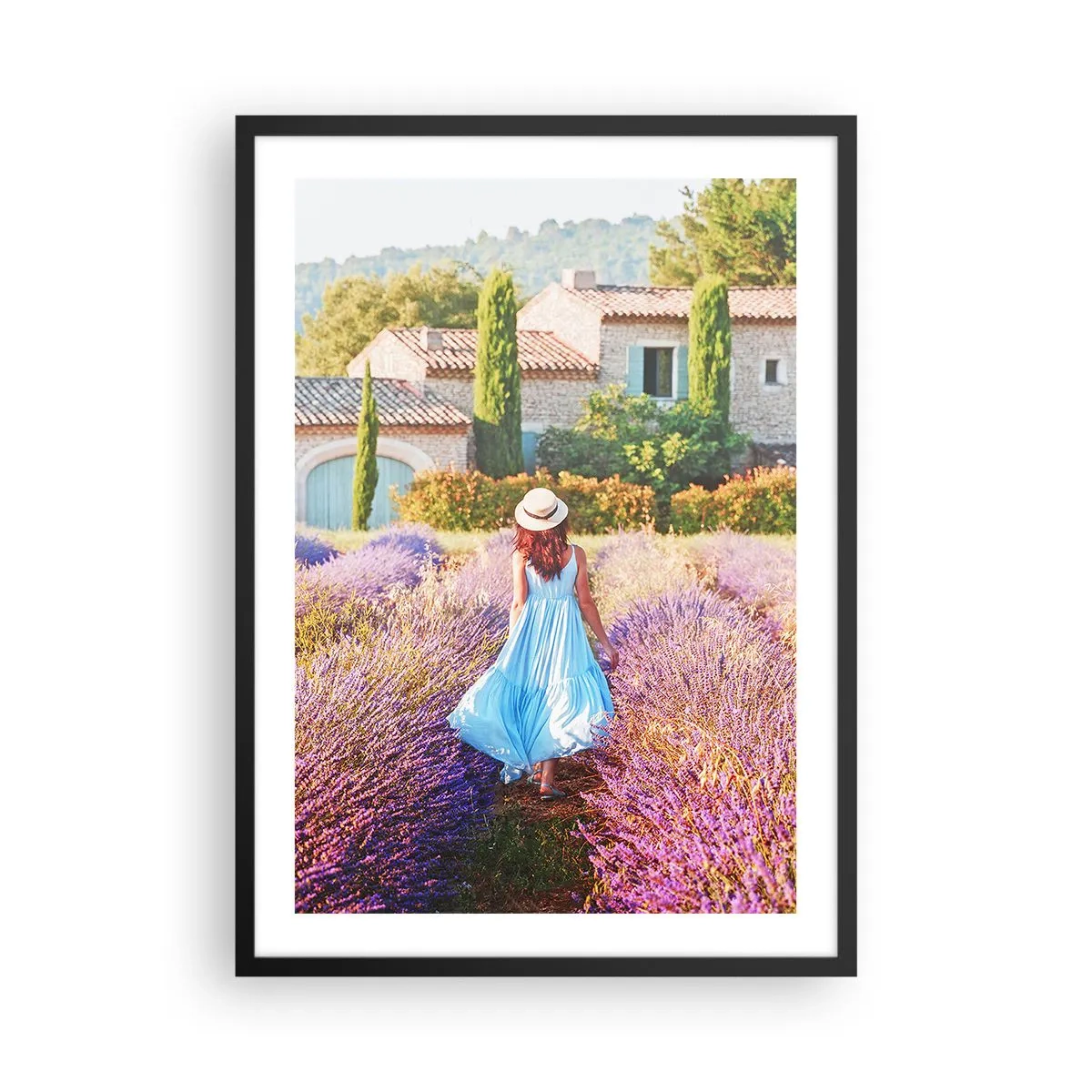 Poster in einem schwarzem Rahmen - Eine Frau in einem blauen Kleid geht durch ein Lavendelfeld. - 50x70cm - Lavendel Mädchen - Moderne Wanddekoration für Wohnzimmer und Schlafzimmer ARTTOR