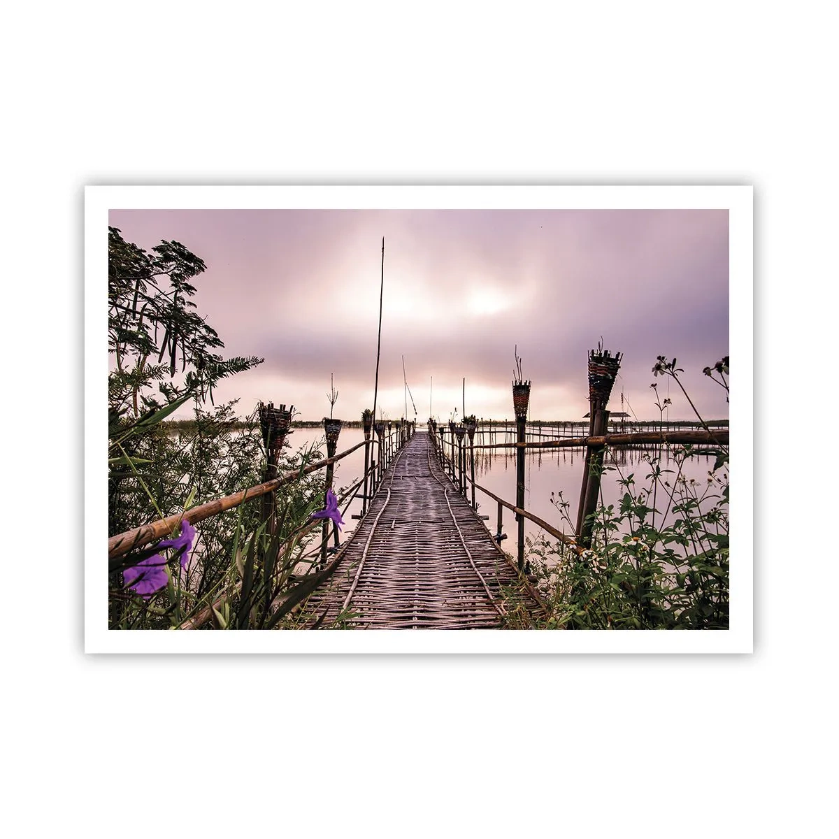 Poster - Bambusbrücke über das Wasser im Morgengrauen - 100x70cm - Frieden und Ruhe Asiens - Moderne Wanddekoration für Wohnzimmer und Schlafzimmer ARTTOR