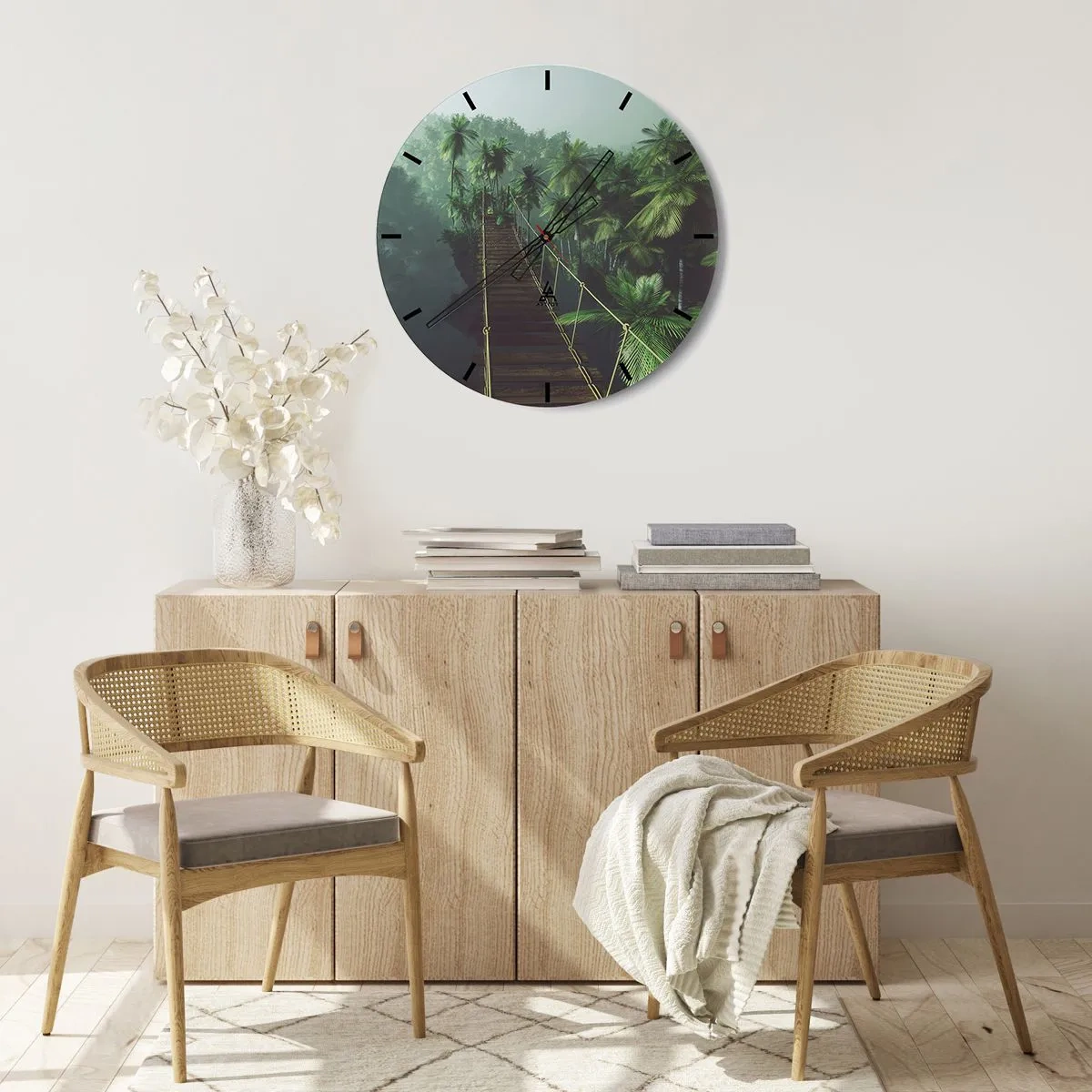 Wanduhr - Glasuhr - Eine Hängebrücke in einem tropischen Wald, umgeben von Nebel. - 30x30cm - Über der Brandung des Grüns - Moderne Wanddekoration für Wohnzimmer, Küche und Schlafzimmer ARTTOR