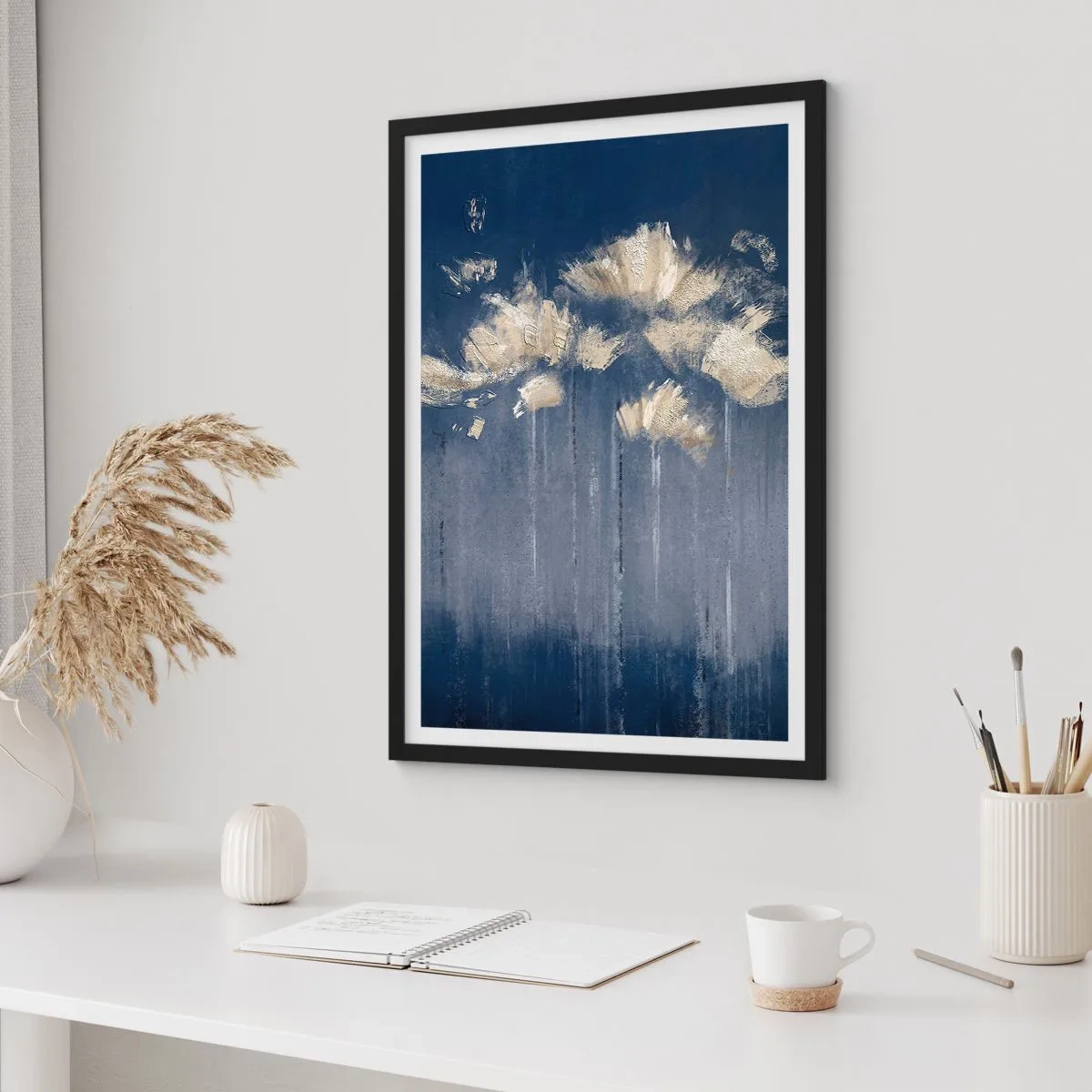 Poster in einem schwarzem Rahmen - Goldene abstrakte Blumen auf einem tief marineblauen Hintergrund - 50x70cm - Wie Blütenblätter im Wind - Moderne Wanddekoration für Wohnzimmer und Schlafzimmer ARTTOR