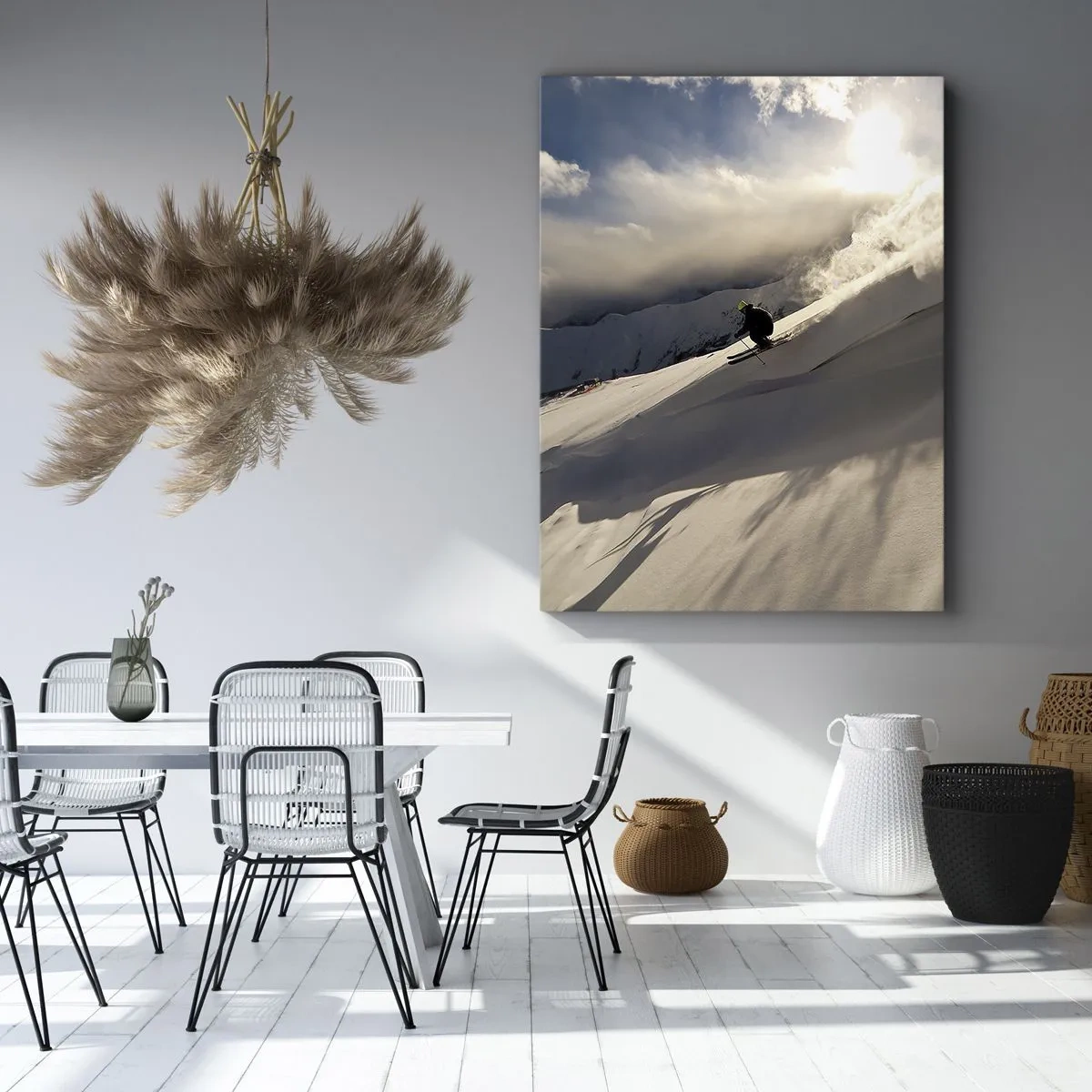Bild auf Leinwand - Leinwandbild - Ein Skifahrer auf einer Piste, umgeben von Bergen und Schnee - 70x100cm - Bergherausforderung angenommen - Moderne Wanddekoration für Wohnzimmer und Schlafzimmer ARTTOR