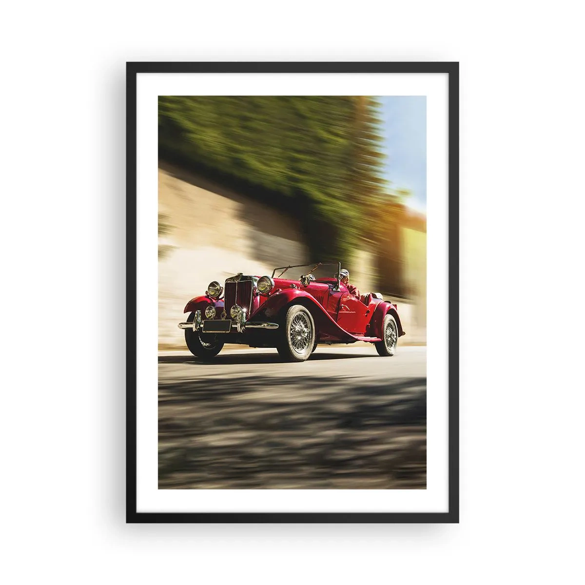 Poster in einem schwarzem Rahmen - Roter Oldtimer vor einer verschwommenen Landschaft - 50x70cm - Schöner als Nike von Samothrake - Moderne Wanddekoration für Wohnzimmer und Schlafzimmer ARTTOR