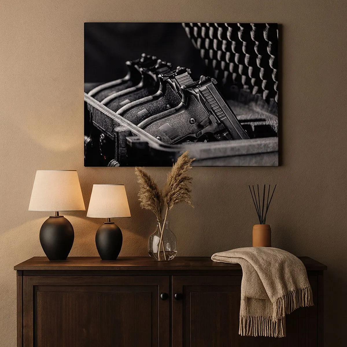 Bild auf Leinwand - Leinwandbild - Ein Schwarzweißbild eines Stapels Waffen in einem Koffer. - 70x50cm - Männersport - Moderne Wanddekoration für Wohnzimmer und Schlafzimmer ARTTOR