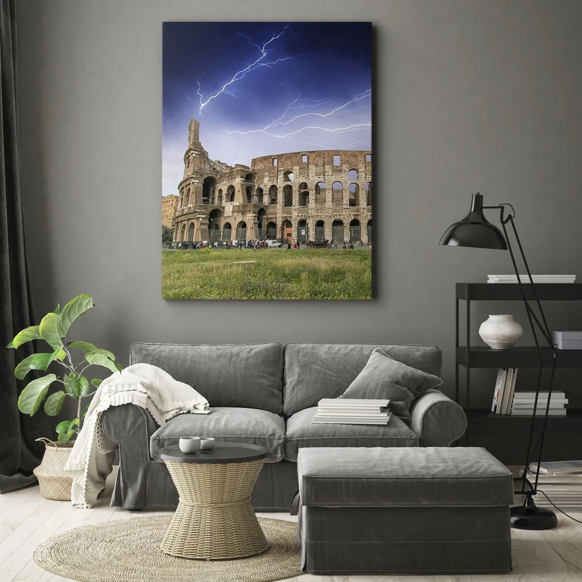 Bild auf Leinwand - Leinwandbild - Das Kolosseum in Rom wird vom Blitz erleuchtet - 50x70cm - Kampfarena - Moderne Wanddekoration für Wohnzimmer und Schlafzimmer ARTTOR