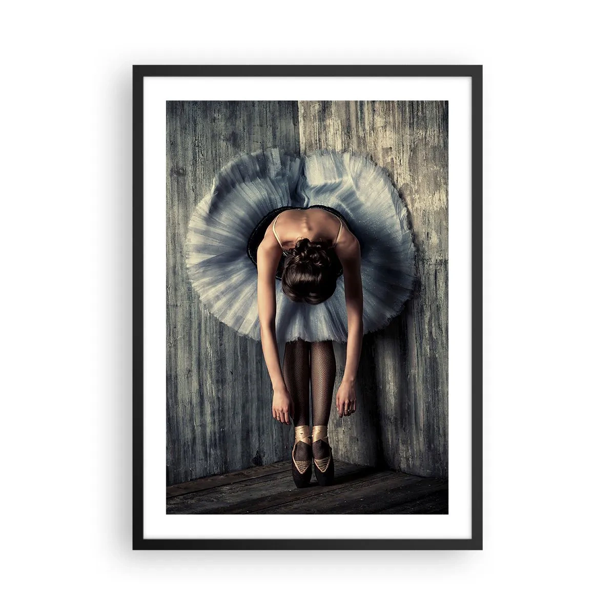 Poster in einem schwarzem Rahmen - Eine elegante Ballerina in einer klassischen Pose vor einer rohen Wand. - 50x70cm - Wenn die Musik aufhört - Moderne Wanddekoration für Wohnzimmer und Schlafzimmer ARTTOR