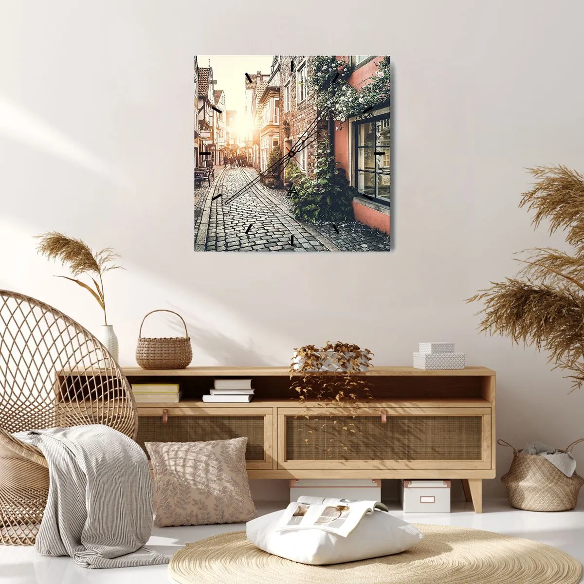 Wanduhr - Glasuhr - Eine charmante Straße mit Steinpflaster und Blumen - 30x30cm - Rosenallee im rosa Schein - Moderne Wanddekoration für Wohnzimmer und Schlafzimmer ARTTOR