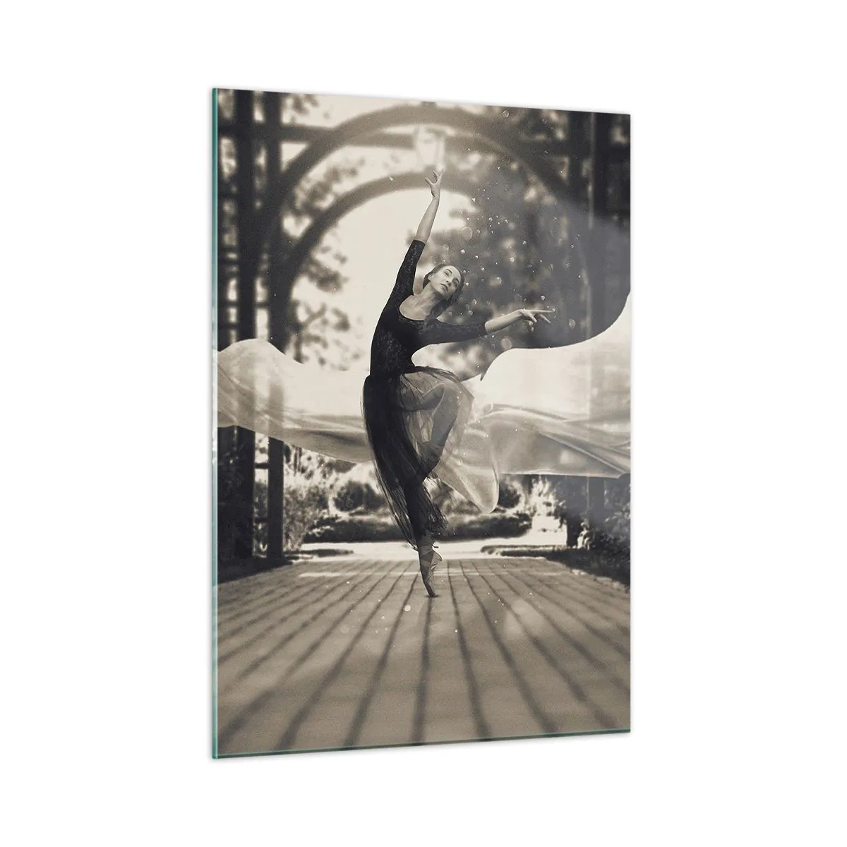Glasbild - Bild auf glas - Eine Tänzerin in Bewegung vor einem Gartenhintergrund in Schwarzweiß. - 50x70cm - Der Tanz des Gartengeistes - Moderne Wanddekoration für Wohnzimmer und Schlafzimmer ARTTOR