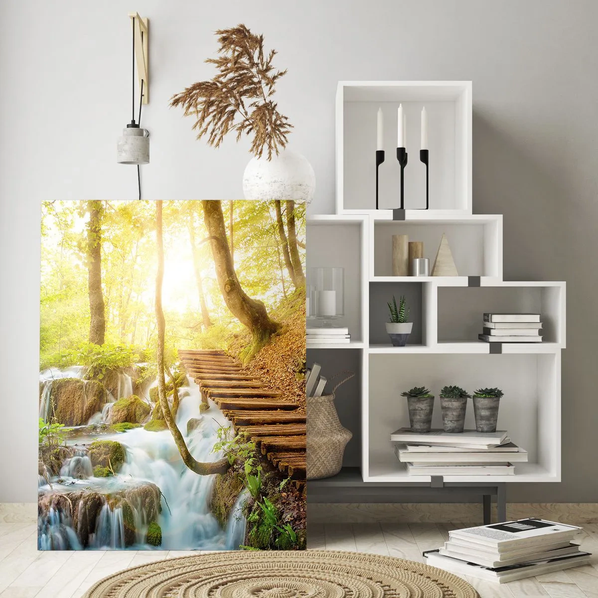 Glasbild - Bild auf glas - Ein Waldwasserfall mit einem vom Sonnenlicht beleuchteten Holzpfad - 50x70cm - Eine ersehnte Kühle - Moderne Wanddekoration für Wohnzimmer und Schlafzimmer ARTTOR