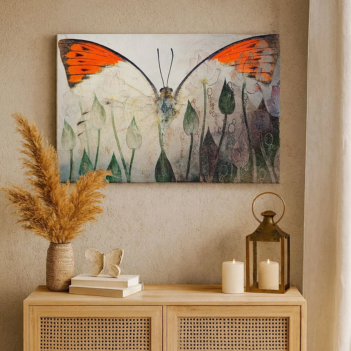 Bild auf Leinwand - Leinwandbild - Ein Schmetterling mit orangefarbenen Flügeln vor einem Hintergrund aus stilisierten Blumen. - 70x50cm - Wo schwingt der Schmetterling im Gras - Moderne Wanddekoration für Wohnzimmer und Schlafzimmer ARTTOR