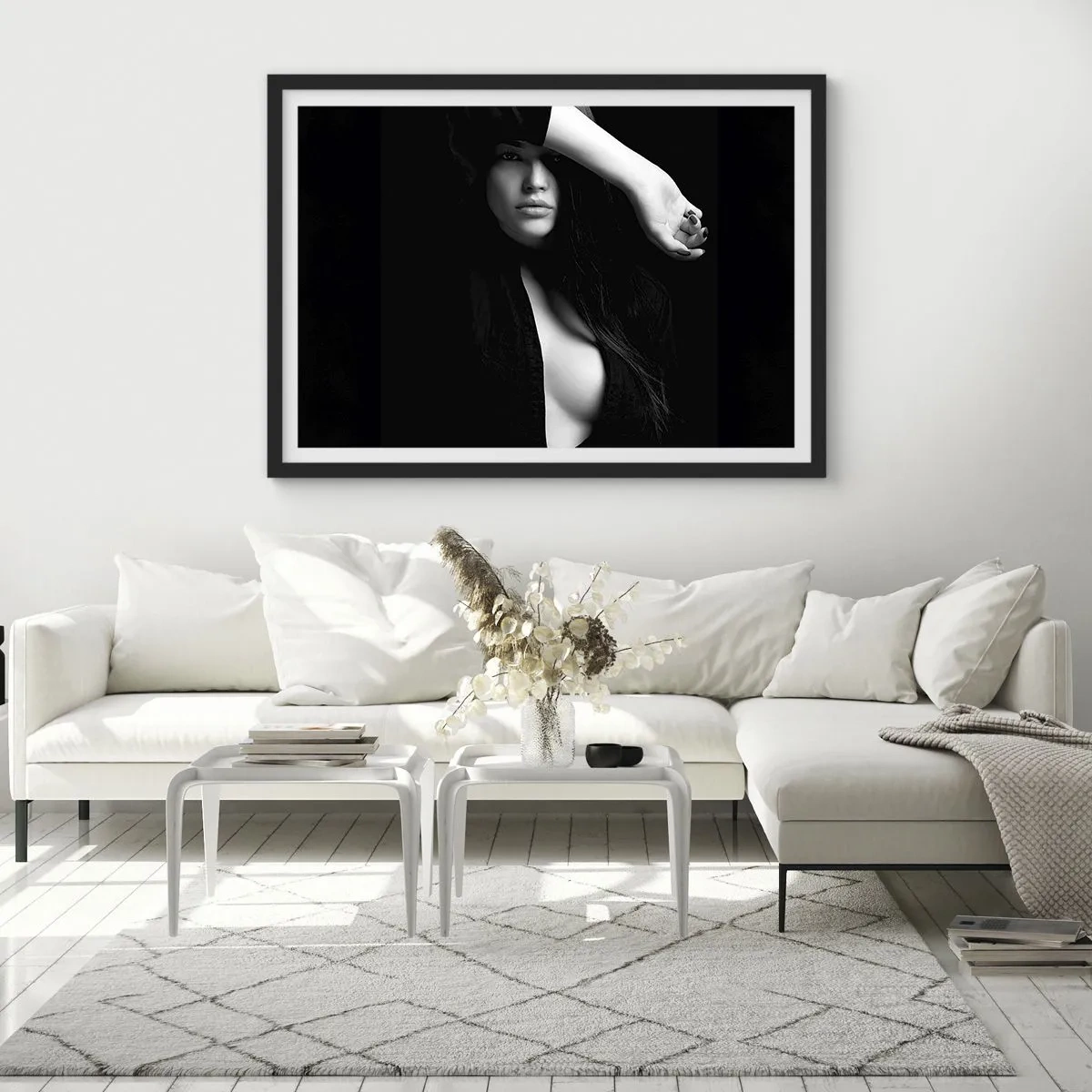 Poster in einem schwarzem Rahmen - Stilvolles Frauenporträt in Schwarz-Weiß - 70x50cm - Schule der Verführung - Moderne Wanddekoration für Wohnzimmer und Schlafzimmer ARTTOR