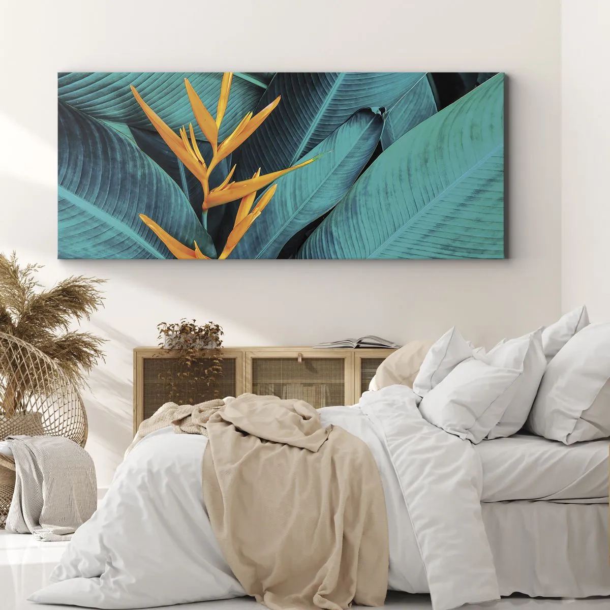 Bild auf Leinwand - Leinwandbild - Eine exotische Blume vor einem Hintergrund aus Bananenblättern in Türkistönen. - 120x50cm - Eden-Blume - Moderne Wanddekoration für Wohnzimmer und Schlafzimmer ARTTOR