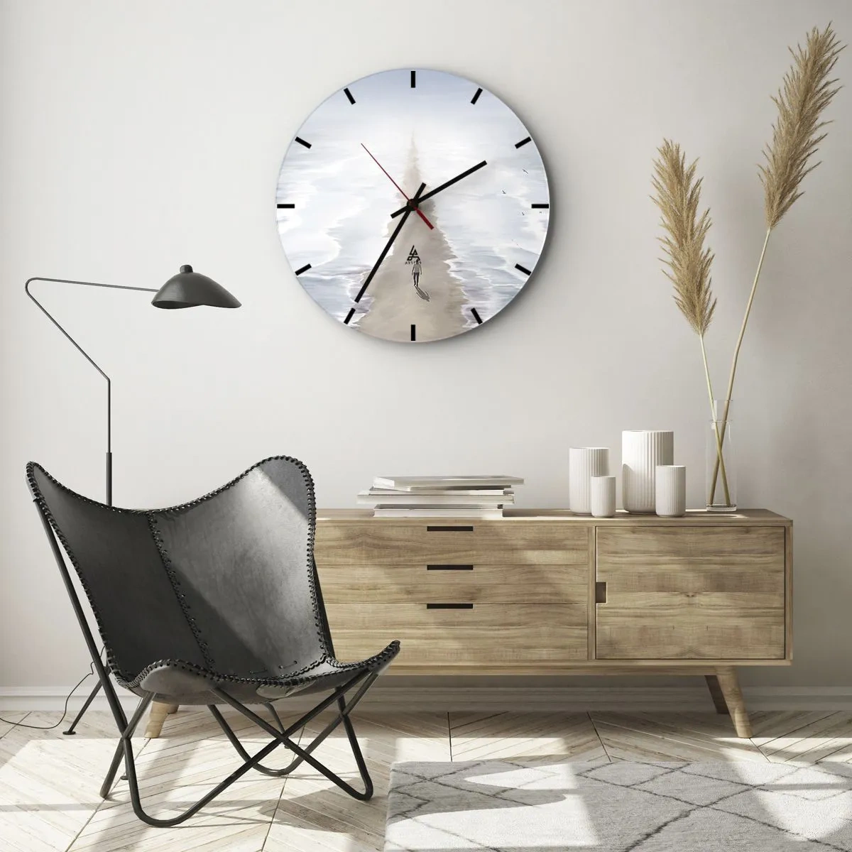 Wanduhr - Glasuhr - Eine Gestalt, die allein auf einem Sandpfad durch das Wasser zum Horizont geht. - 30x30cm - Glänzende Zukunft - Moderne Wanddekoration für Wohnzimmer, Küche und Schlafzimmer ARTTOR