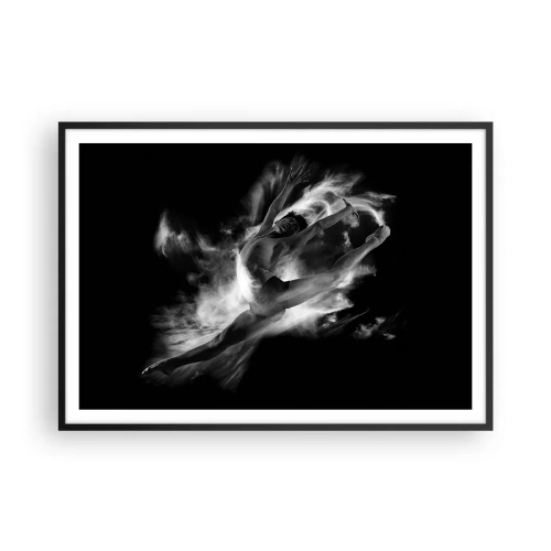 Poster in einem schwarzem Rahmen - Eine Tänzerin in dynamischer Pose vor schwarzem Hintergrund - 100x70cm - Im Flug hängen geblieben - Moderne Wanddekoration für Wohnzimmer und Schlafzimmer ARTTOR