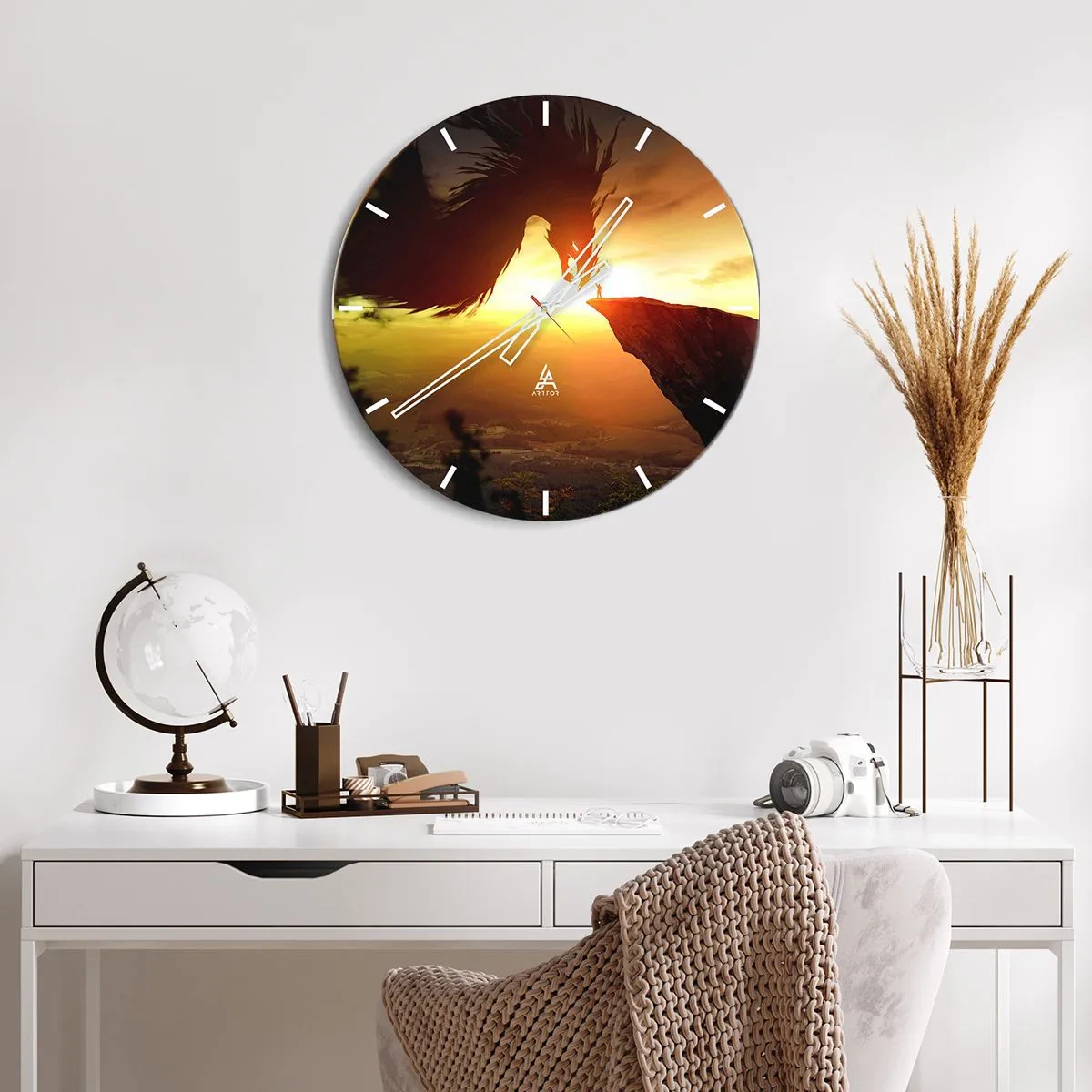 Wanduhr - Glasuhr - Ein Krieger auf einer Klippe, der in der untergehenden Sonne einem riesigen Drachen gegenübersteht - 30x30cm - Drachentöter - Moderne Wanddekoration für Wohnzimmer, Küche und Schlafzimmer ARTTOR