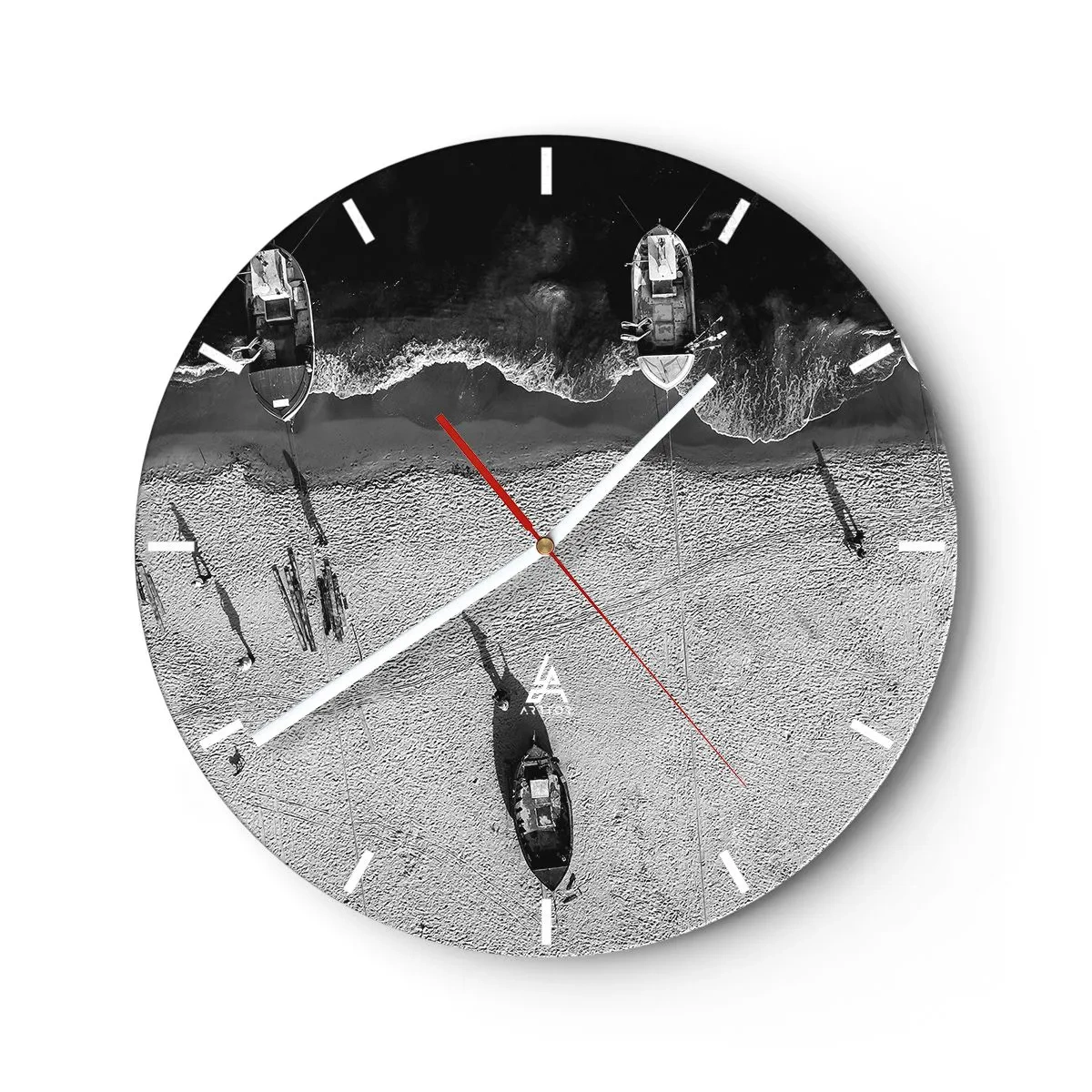 Wanduhr - Glasuhr - Eine schwarz-weiße Vogelperspektive eines Strandes mit Booten - 30x30cm - Immer noch am Ufer… - Moderne Wanddekoration für Wohnzimmer, Küche und Schlafzimmer ARTTOR