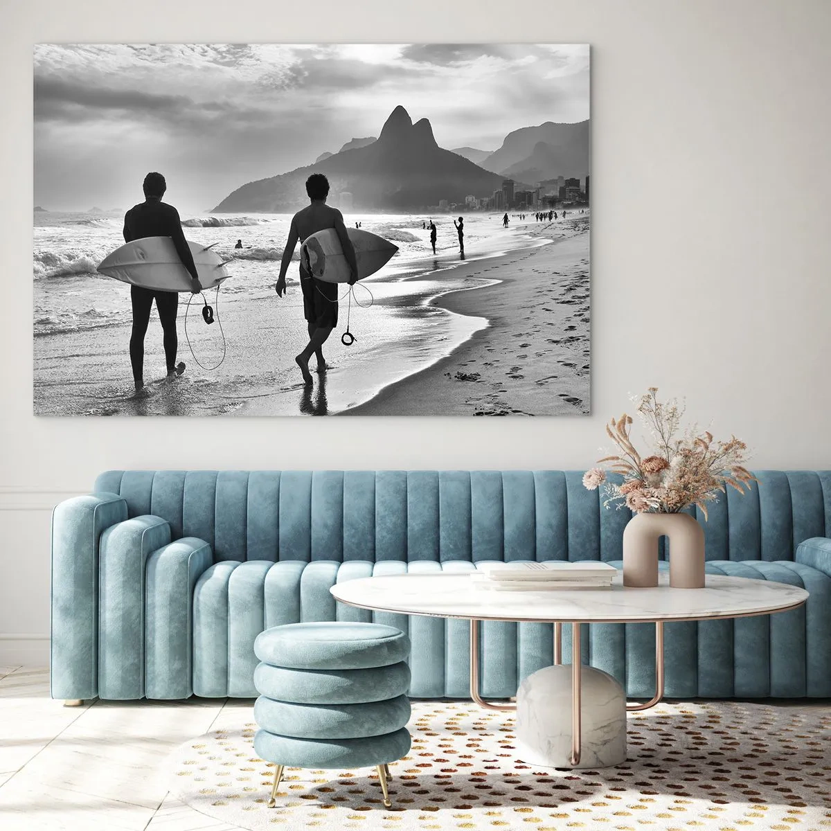 Glasbild - Bild auf glas - Surfer am Strand mit Brettern, Schwarz-Weiß-Komposition - 100x70cm - Single-Wave-Samba - Moderne Wanddekoration für Wohnzimmer und Schlafzimmer ARTTOR