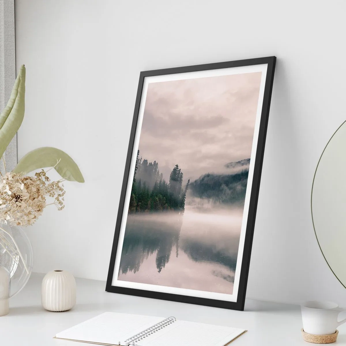 Poster in einem schwarzem Rahmen - Ein nebliger Wald spiegelt sich in der ruhigen Oberfläche des Sees - 50x70cm - In Reflexion, im Nebel - Moderne Wanddekoration für Wohnzimmer und Schlafzimmer ARTTOR