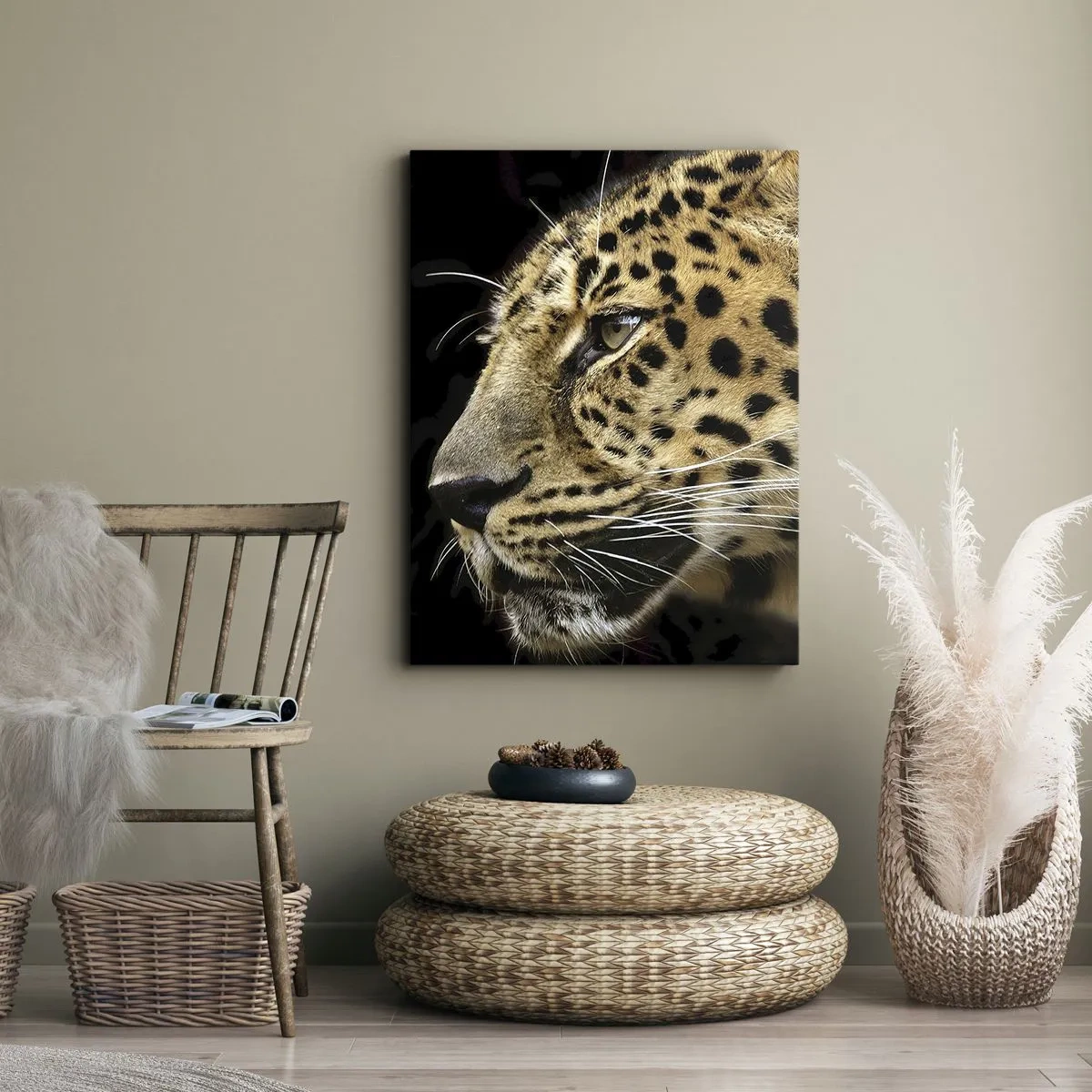 Bild auf Leinwand - Leinwandbild - Nahaufnahme des Kopfes eines Leoparden vor schwarzem Hintergrund - 80x120cm - Ruhig, fokussiert, bereit - Moderne Wanddekoration für Wohnzimmer und Schlafzimmer ARTTOR