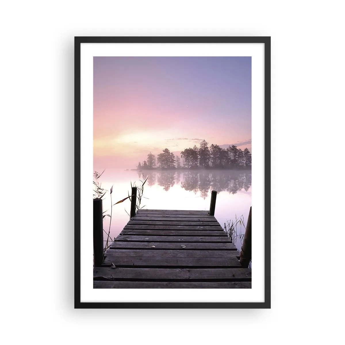Poster in einem schwarzem Rahmen - Ein Seesteg in Pastellfarben am Morgen - 50x70cm - Aus dem lila Nebel ... - Moderne Wanddekoration für Wohnzimmer und Schlafzimmer ARTTOR