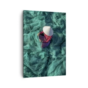 Bild auf Leinwand - Leinwandbild - Eine Person mit Hut zwischen grünen Fischernetzen - 50x70cm - In einem Meer aus Netzen - Moderne Wanddekoration für Wohnzimmer und Schlafzimmer ARTTOR