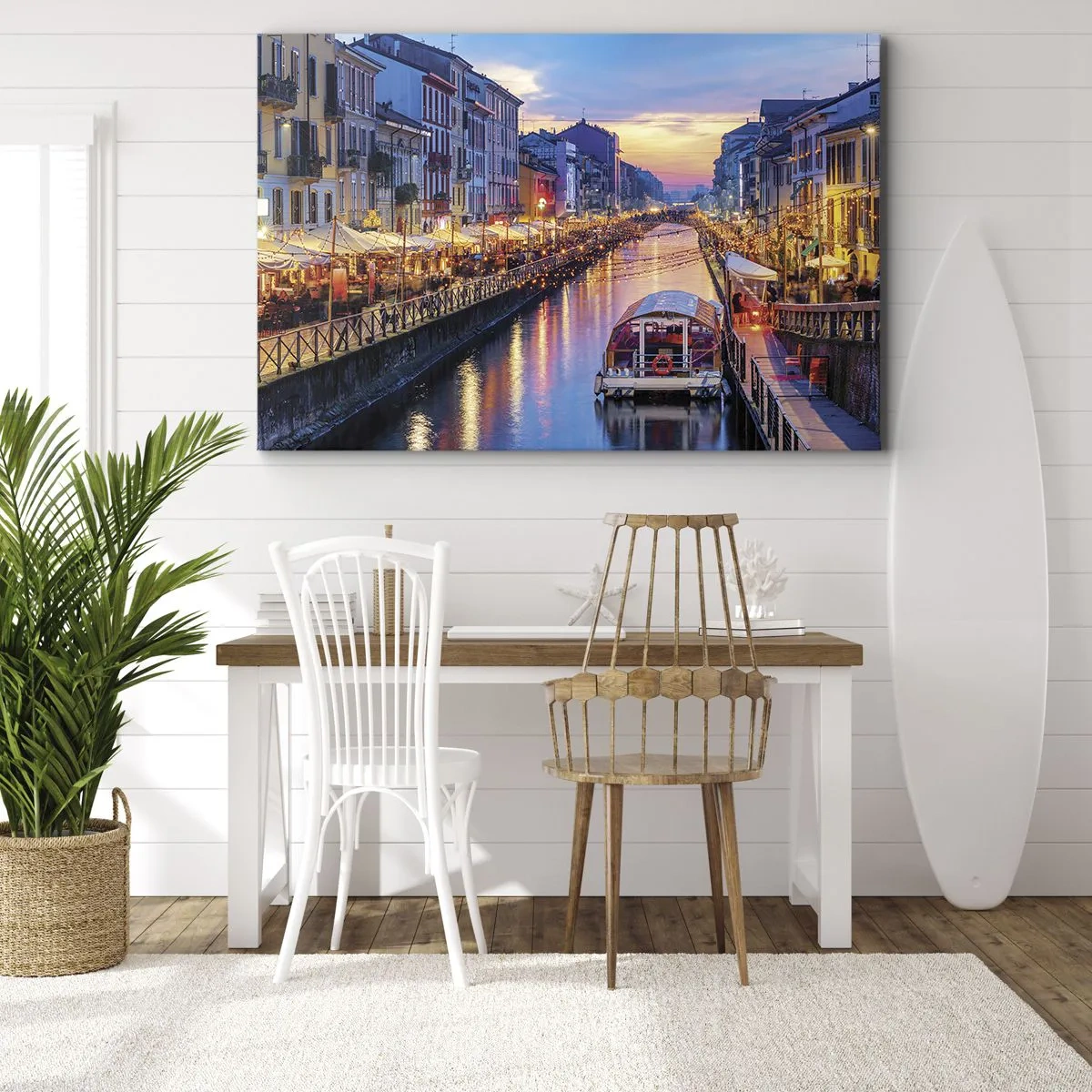 Bild auf Leinwand - Leinwandbild - Ein Kanal mit Beleuchtung, umgeben von farbenfrohen Gebäuden - 120x80cm - Ein Abend voller Licht und Spaß - Moderne Wanddekoration für Wohnzimmer und Schlafzimmer ARTTOR
