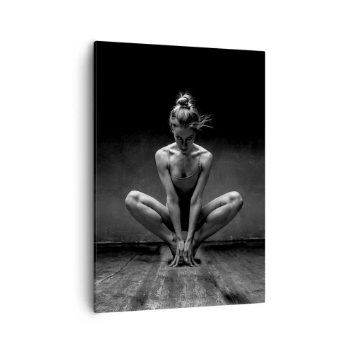 Bild auf Leinwand - Leinwandbild - Ein Schwarz-Weiß-Porträt einer Tänzerin in voller Konzentration. - 50x70cm - Konzentration der Tanzenergie - Moderne Wanddekoration für Wohnzimmer und Schlafzimmer ARTTOR