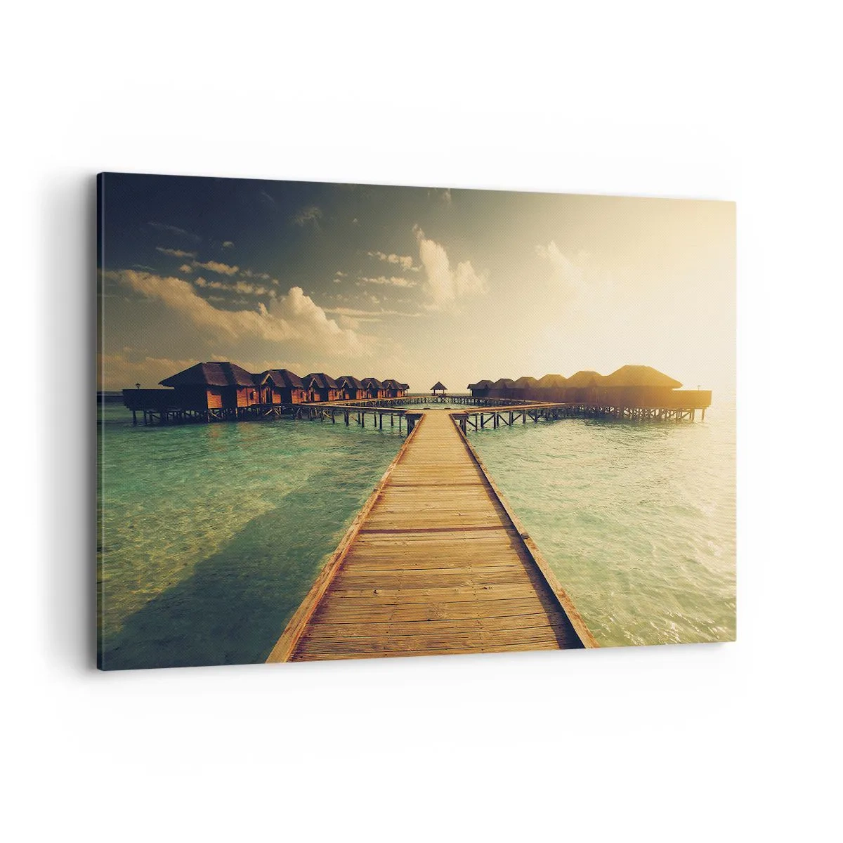 Bild auf Leinwand - Leinwandbild - Ein Holzsteg führt zu den Häusern am Wasser, beleuchtet von den Sonnenstrahlen. - 100x70cm - Eine herzliche Einladung - Moderne Wanddekoration für Wohnzimmer und Schlafzimmer ARTTOR