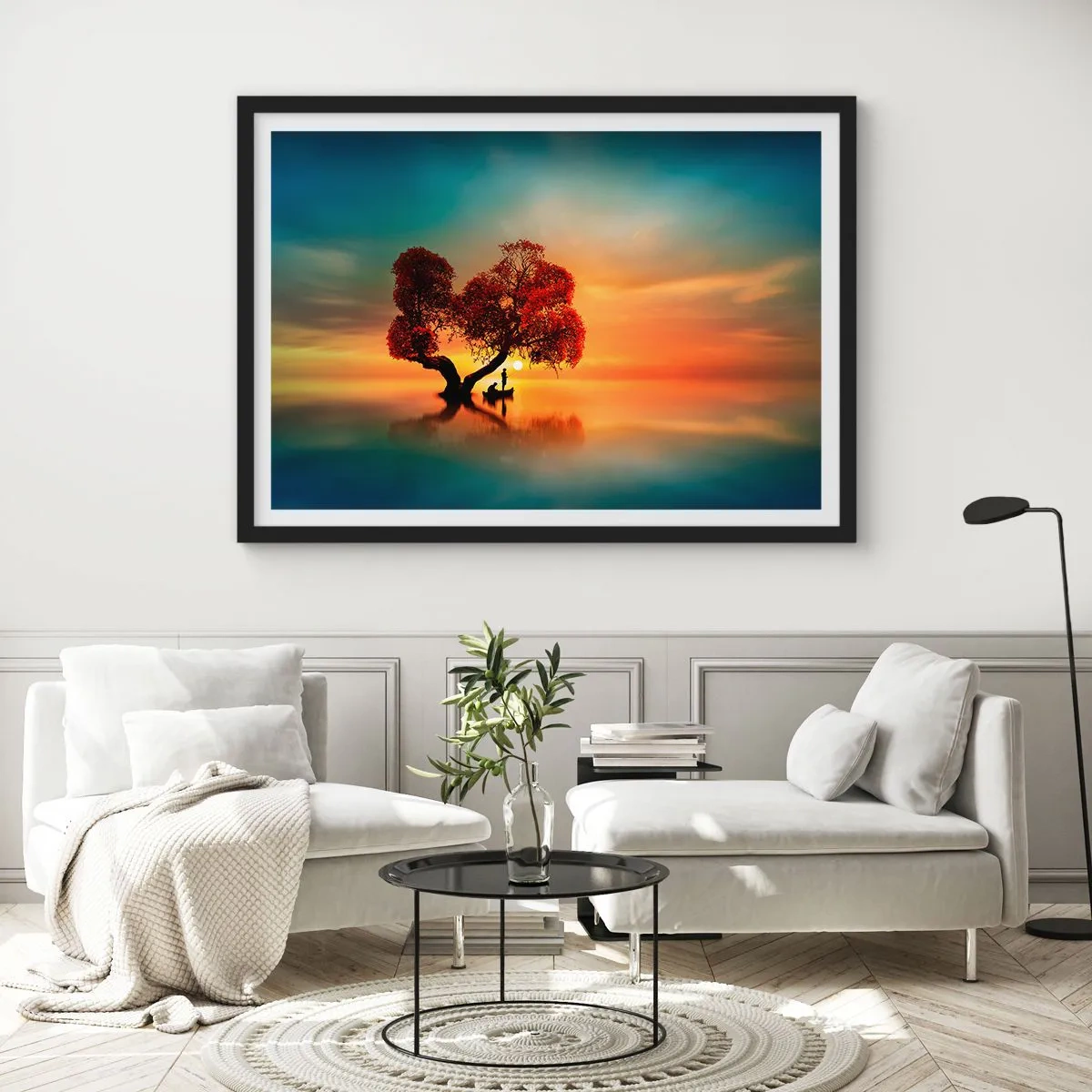 Poster in einem schwarzem Rahmen - Ein rotblättriger Baum und ein Boot auf dem Wasser bei Sonnenuntergang - 100x70cm - Oddaysons und die Stille der Weltlosen - Moderne Wanddekoration für Wohnzimmer und Schlafzimmer ARTTOR
