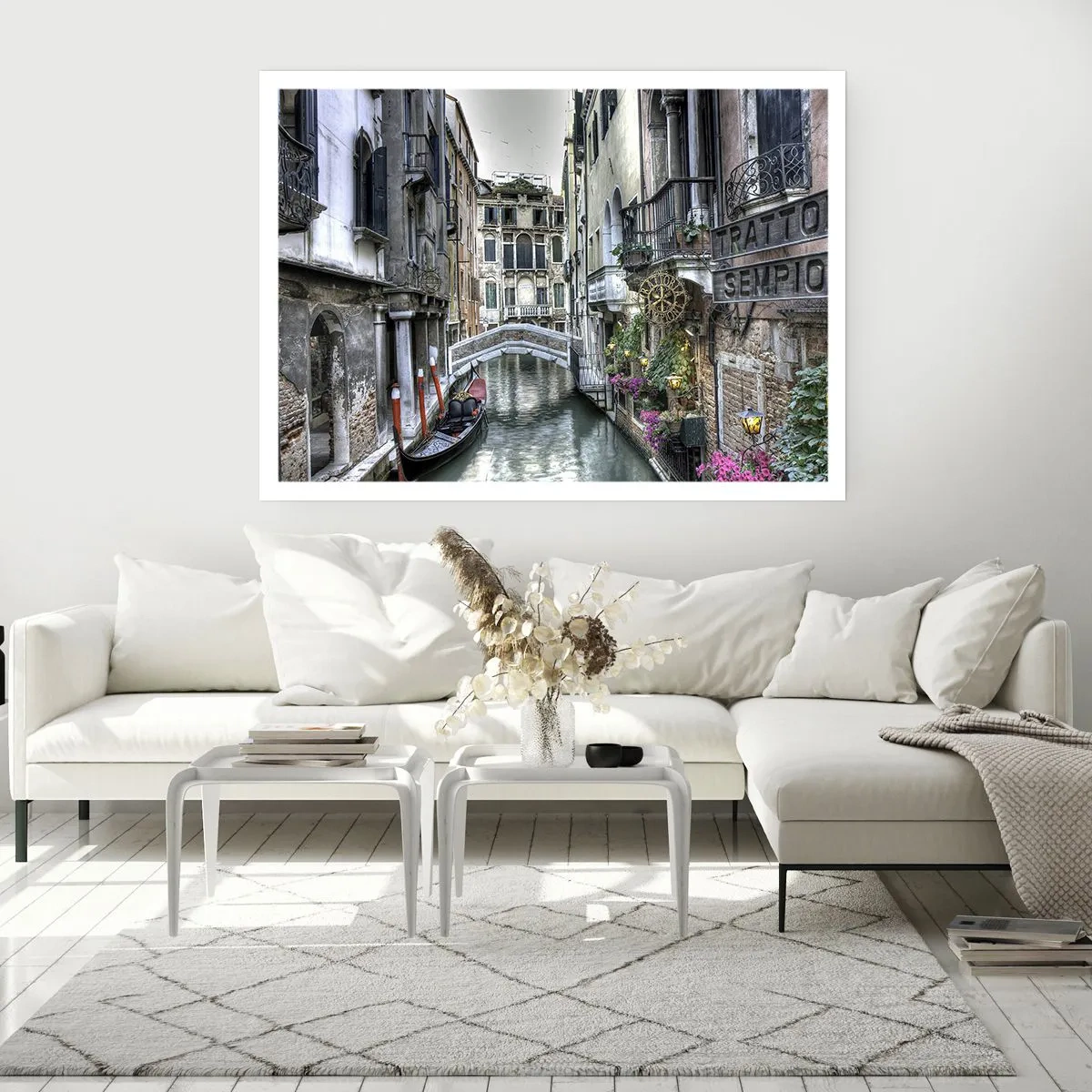 Poster - Venezianischer Kanal mit Gondel und Steinbrücke - 100x70cm - Seit Jahrhunderten in stiller Besinnung - Moderne Wanddekoration für Wohnzimmer und Schlafzimmer ARTTOR