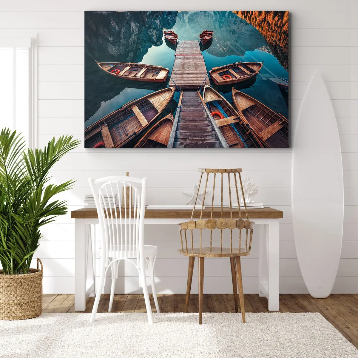 Bild auf Leinwand - Leinwandbild - Holzboote an einem Pier an einem Bergsee - 100x70cm - Ich warte am Yachthafen - Moderne Wanddekoration für Wohnzimmer und Schlafzimmer ARTTOR