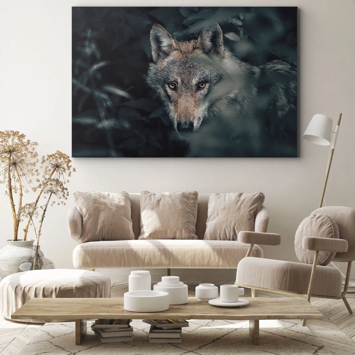 Bild auf Leinwand - Leinwandbild - Ein Wolf in seiner natürlichen Umgebung, der aus den Tiefen des Waldes hervorschaut. - 70x50cm - Jäger - Moderne Wanddekoration für Wohnzimmer und Schlafzimmer ARTTOR