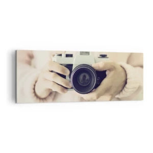 Bild auf Leinwand - Leinwandbild - Retro-Kamera in den Händen vor hellem Hintergrund gehalten - 140x50cm - Um mehr zu sehen ... - Moderne Wanddekoration für Wohnzimmer und Schlafzimmer ARTTOR