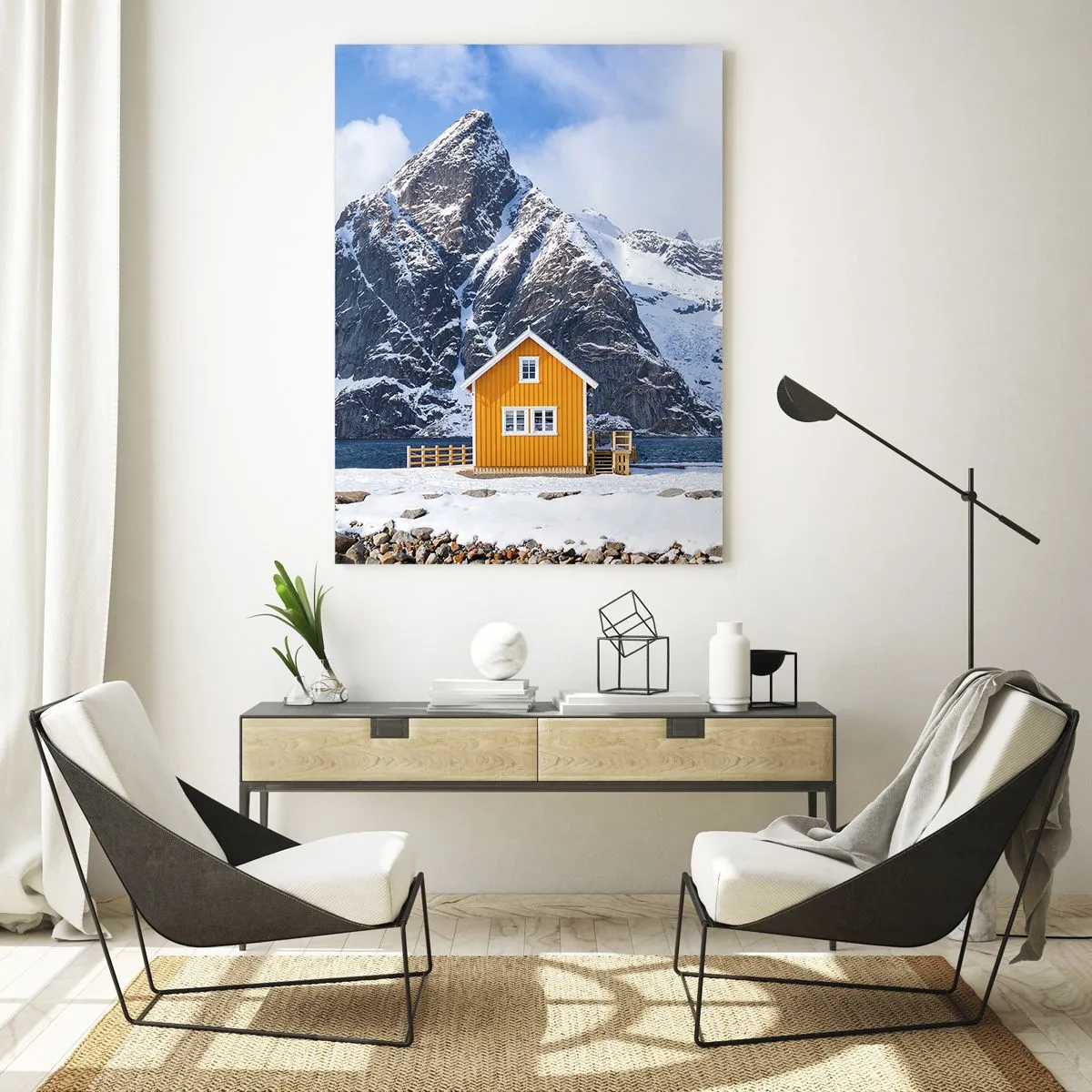 Glasbild - Bild auf glas - Ein gelbes Häuschen an einem Fjord mit schneebedeckten Bergen im Hintergrund - 50x70cm - Skandinavische Feiertage - Moderne Wanddekoration für Wohnzimmer und Schlafzimmer ARTTOR