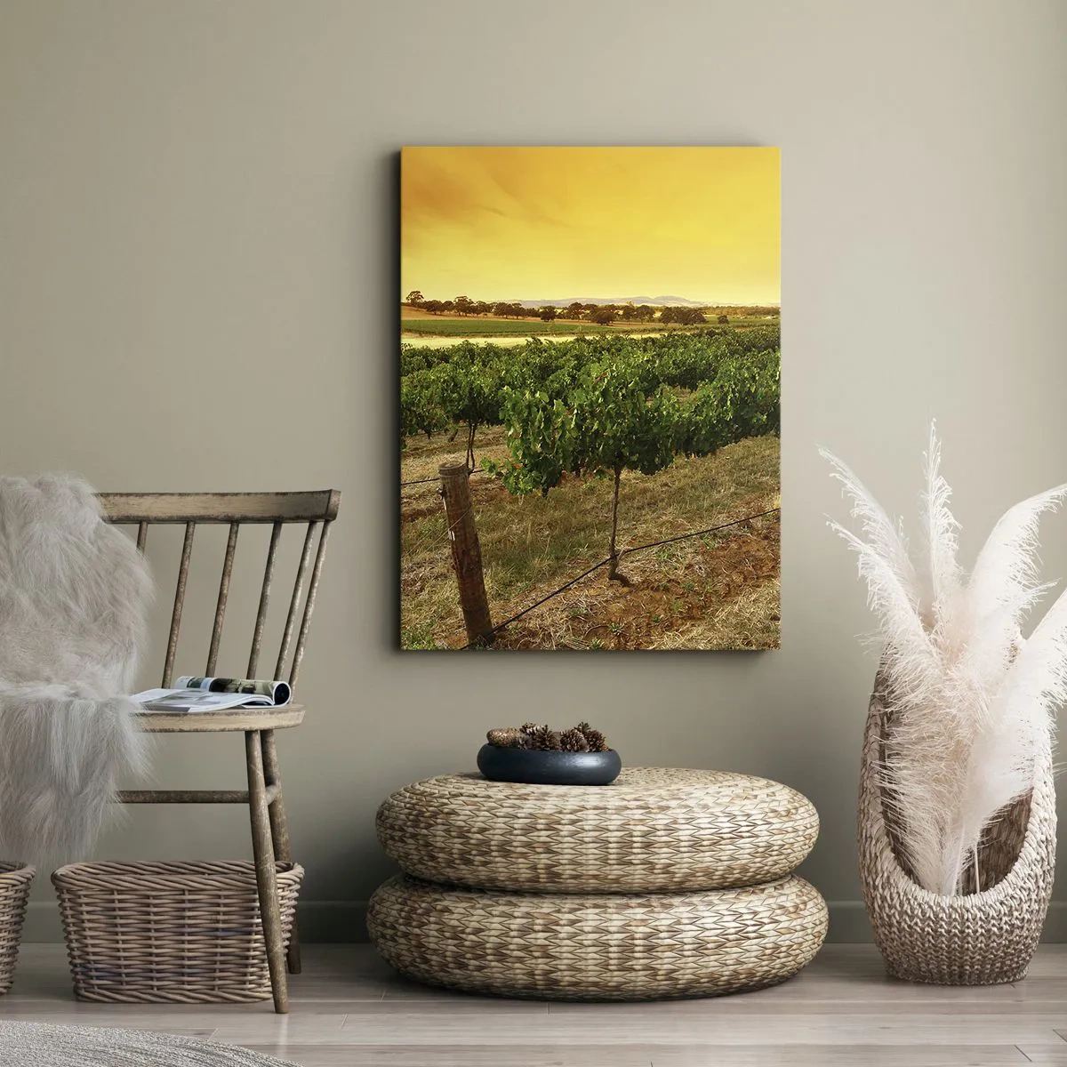 Bild auf Leinwand - Leinwandbild - Weinreben auf einer Plantage bei einem goldenen Sonnenuntergang - 50x70cm - Holen Sie sich einen Drink von der Sonne - Moderne Wanddekoration für Wohnzimmer und Schlafzimmer ARTTOR