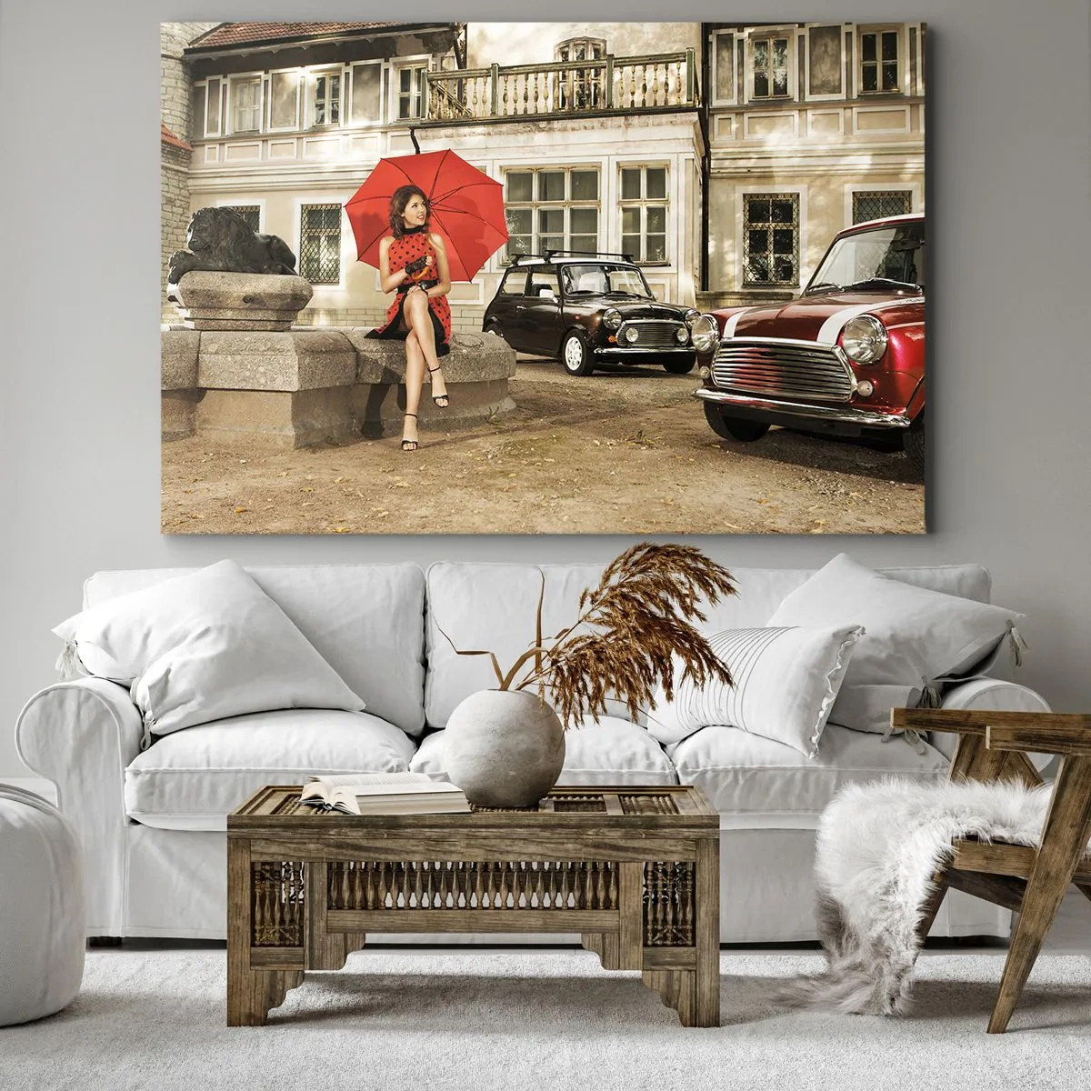 Bild auf Leinwand - Leinwandbild - Frau mit rotem Regenschirm bei Oldtimern - 120x80cm - Eine sentimentale Minireise - Moderne Wanddekoration für Wohnzimmer und Schlafzimmer ARTTOR