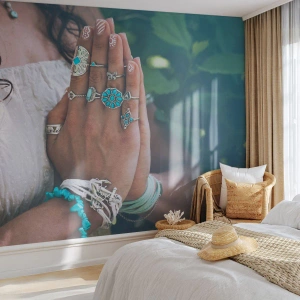 Fototapete Premium Sand - Hände mit dekorativen Ringen im Boho-Stil - 100x70cm - Willkommen im Zentrum des Seins - Moderne Wanddekoration für Wohnzimmer und Schlafzimmer ARTTOR