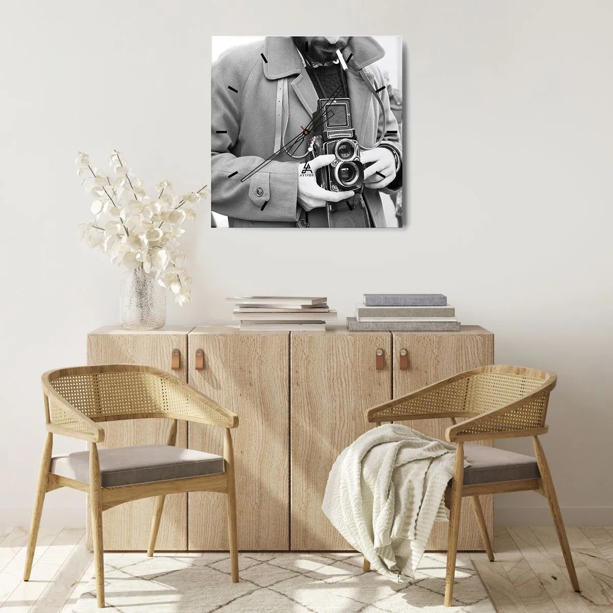 Wanduhr - Glasuhr - Schwarz-Weiß-Foto eines Mannes mit einer Retro-Kamera - 30x30cm - Retro-Stil - Moderne Wanddekoration für Wohnzimmer und Schlafzimmer ARTTOR