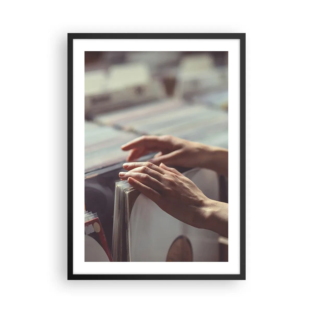 Poster in einem schwarzem Rahmen - Hände stöbern in einem Musikgeschäft nach Schallplatten - 50x70cm - Auf der Suche nach Emotionen - Moderne Wanddekoration für Wohnzimmer und Schlafzimmer ARTTOR