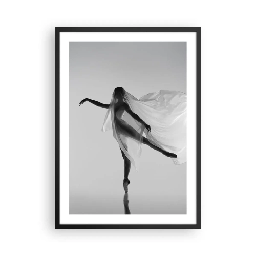 Poster in einem schwarzem Rahmen - Eine Tänzerin in einem luftigen Schleier in einer Schwarz-Weiß-Komposition - 50x70cm - Leichtigkeit und Anmut - Moderne Wanddekoration für Wohnzimmer und Schlafzimmer ARTTOR