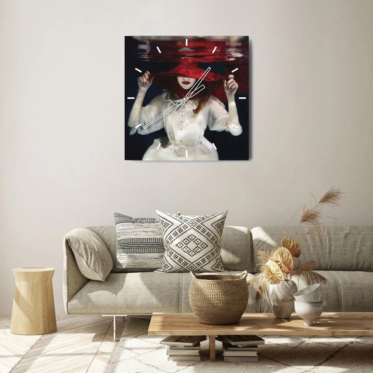 Wanduhr - Glasuhr - Eine Frau mit rotem Hut im Wasser - 30x30cm - Boshafte Göttin in der slawischen Mythologie - Moderne Wanddekoration für Wohnzimmer und Schlafzimmer ARTTOR