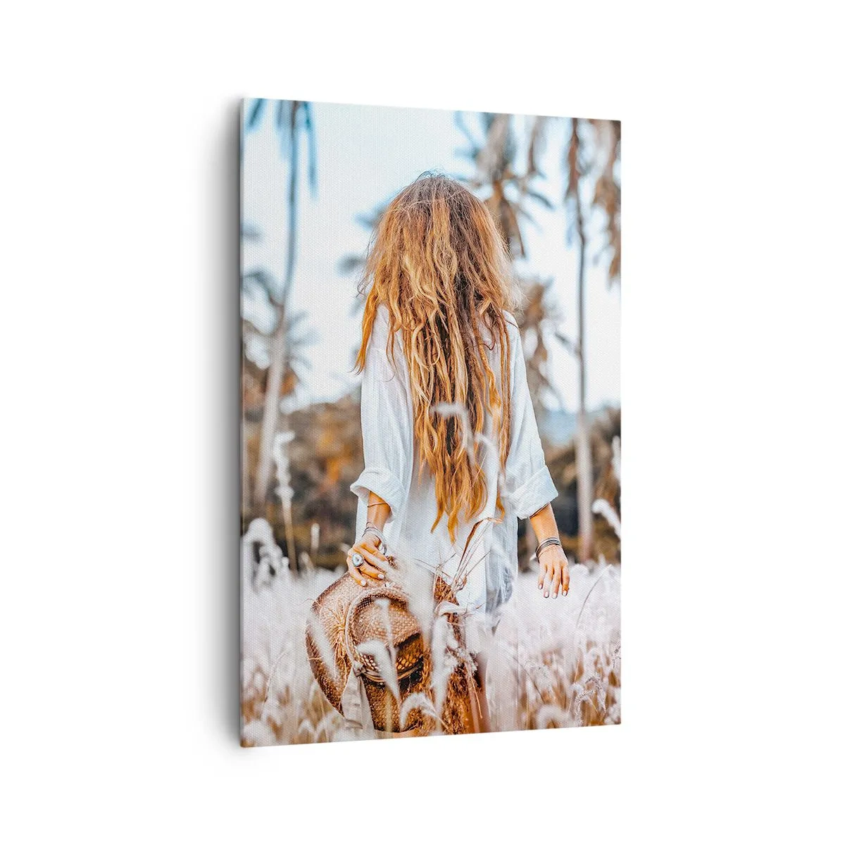 Bild auf Leinwand - Leinwandbild - Eine Frau auf einer Wiese mit Palmen im Hintergrund bei Sonnenuntergang - 80x120cm - Geboren aus Grasflaum - Moderne Wanddekoration für Wohnzimmer und Schlafzimmer ARTTOR