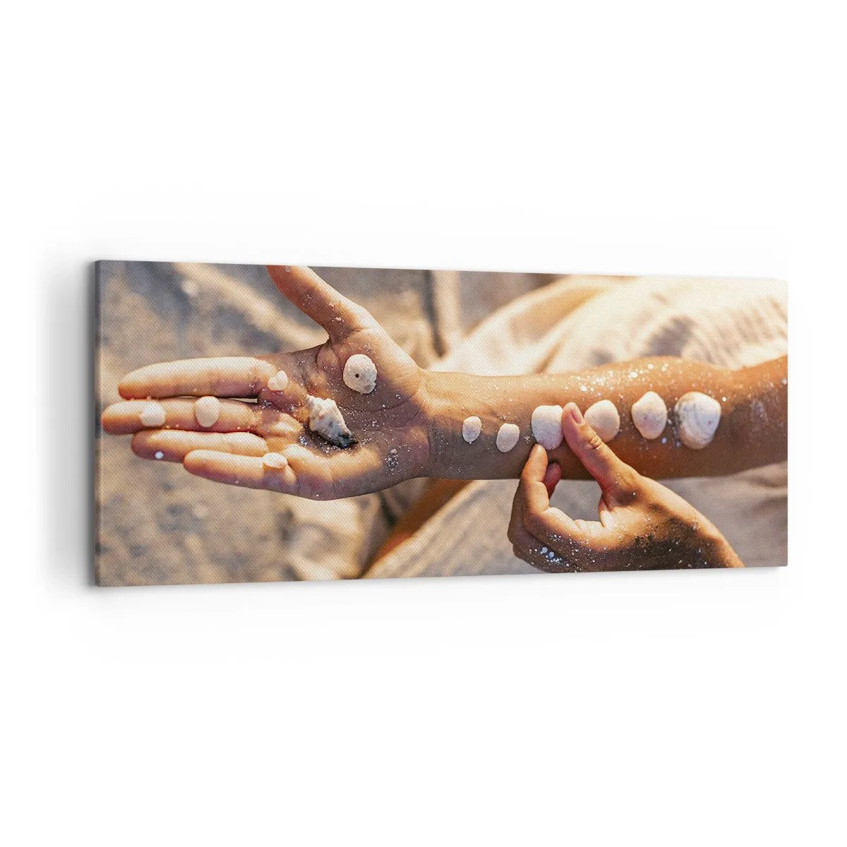 Bild auf Leinwand - Leinwandbild - Hände mit Muscheln auf dem Sandhintergrund angeordnet - 120x50cm - Schönheit an Ihren Fingerspitzen - Moderne Wanddekoration für Wohnzimmer und Schlafzimmer ARTTOR