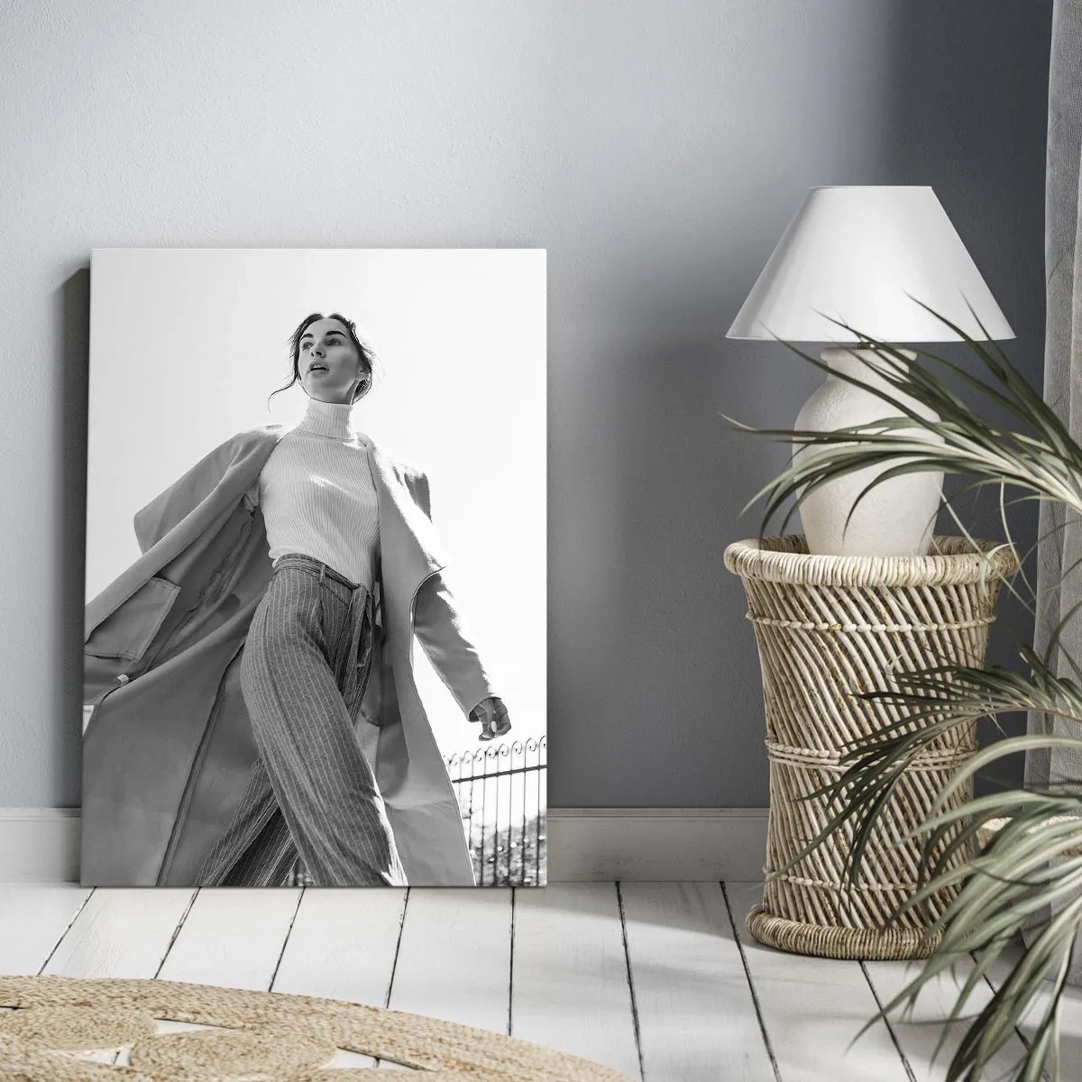 Bild auf Leinwand - Leinwandbild - Stilvolle Frau im Mantel vor schwarz-weißem Architekturhintergrund - 50x70cm - Gehst du mit mir? - Moderne Wanddekoration für Wohnzimmer und Schlafzimmer ARTTOR