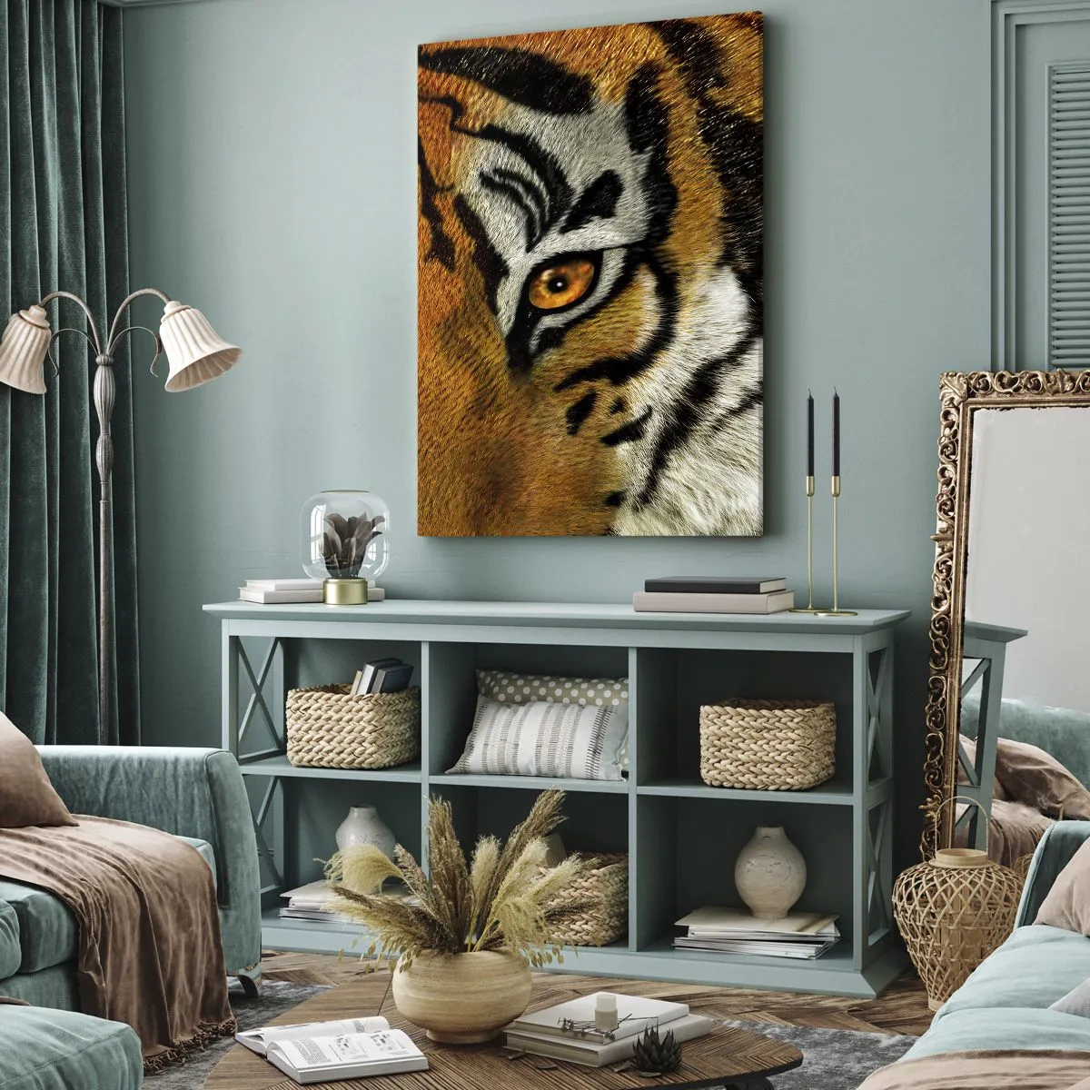 Bild auf Leinwand - Leinwandbild - Nahaufnahme eines Tigers mit intensivem Blick - 50x70cm - Schrecklich und schön - Moderne Wanddekoration für Wohnzimmer und Schlafzimmer ARTTOR