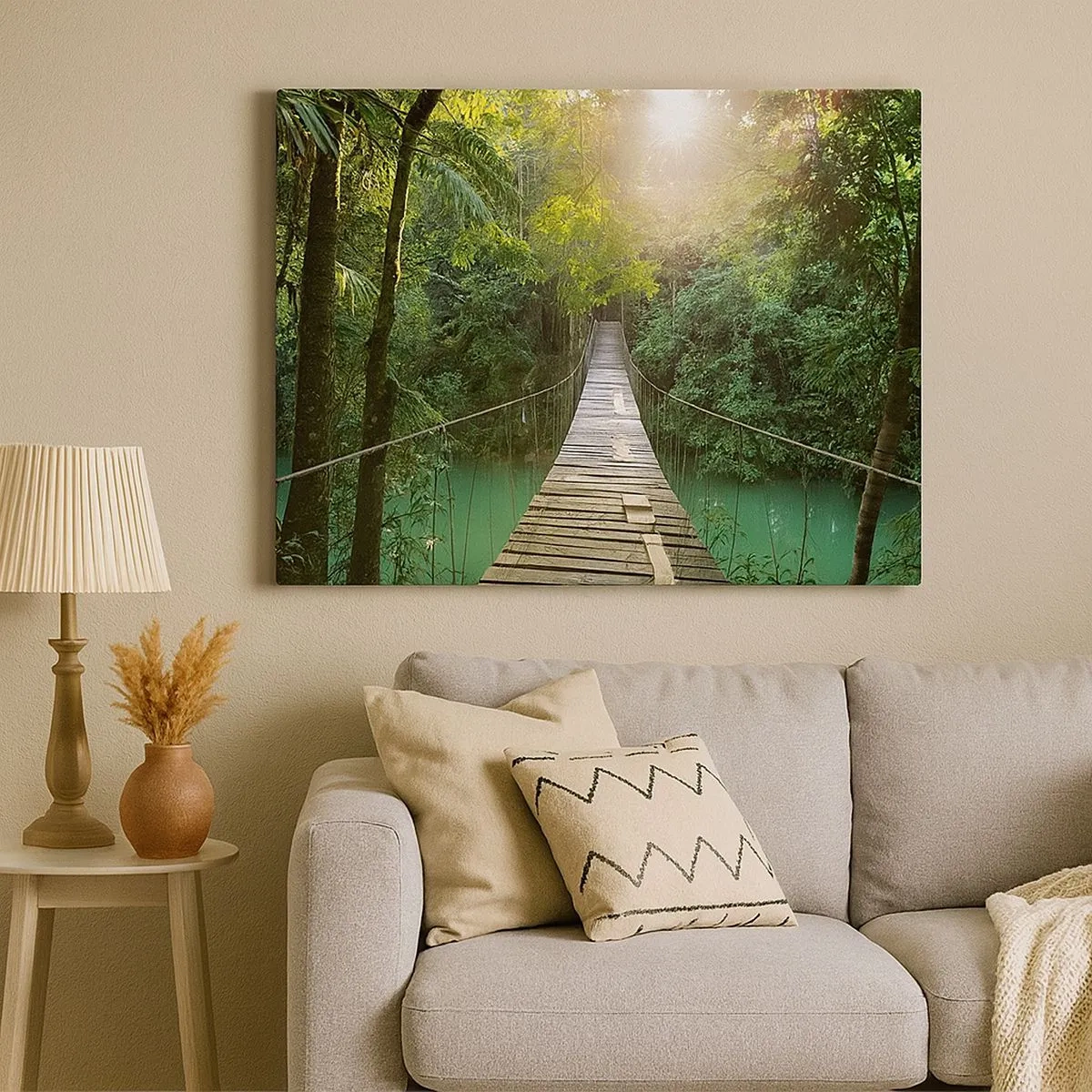 Bild auf Leinwand - Leinwandbild - Eine Hängebrücke in einem tropischen Wald, beleuchtet vom Sonnenlicht. - 70x50cm - Über das azurblaue Wasser zum azurblauen Wald - Moderne Wanddekoration für Wohnzimmer und Schlafzimmer ARTTOR