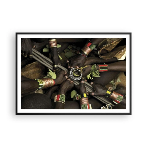 Poster in einem schwarzem Rahmen - Traditionelle Handarmbänder in einer Gruppe von Händen - 100x70cm - Wir sind zusammen - Moderne Wanddekoration für Wohnzimmer und Schlafzimmer ARTTOR