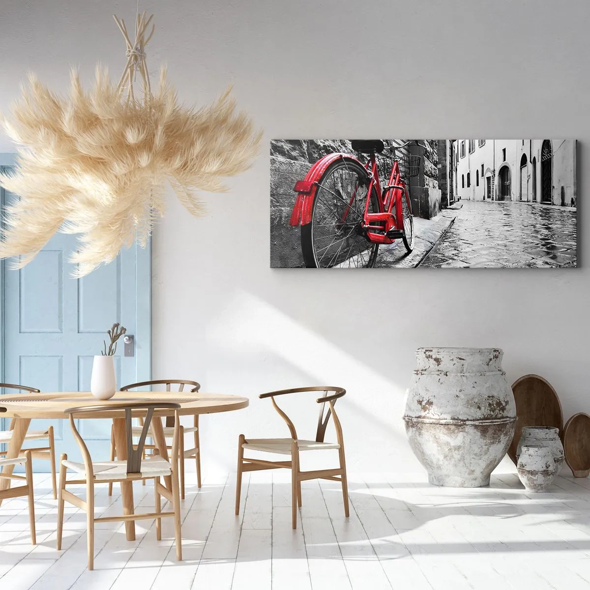 Bild auf Leinwand - Leinwandbild - Rotes Fahrrad in einer schwarz-weißen Straße - 120x50cm - Wahre Schönheit wird nicht alt - Moderne Wanddekoration für Wohnzimmer und Schlafzimmer ARTTOR