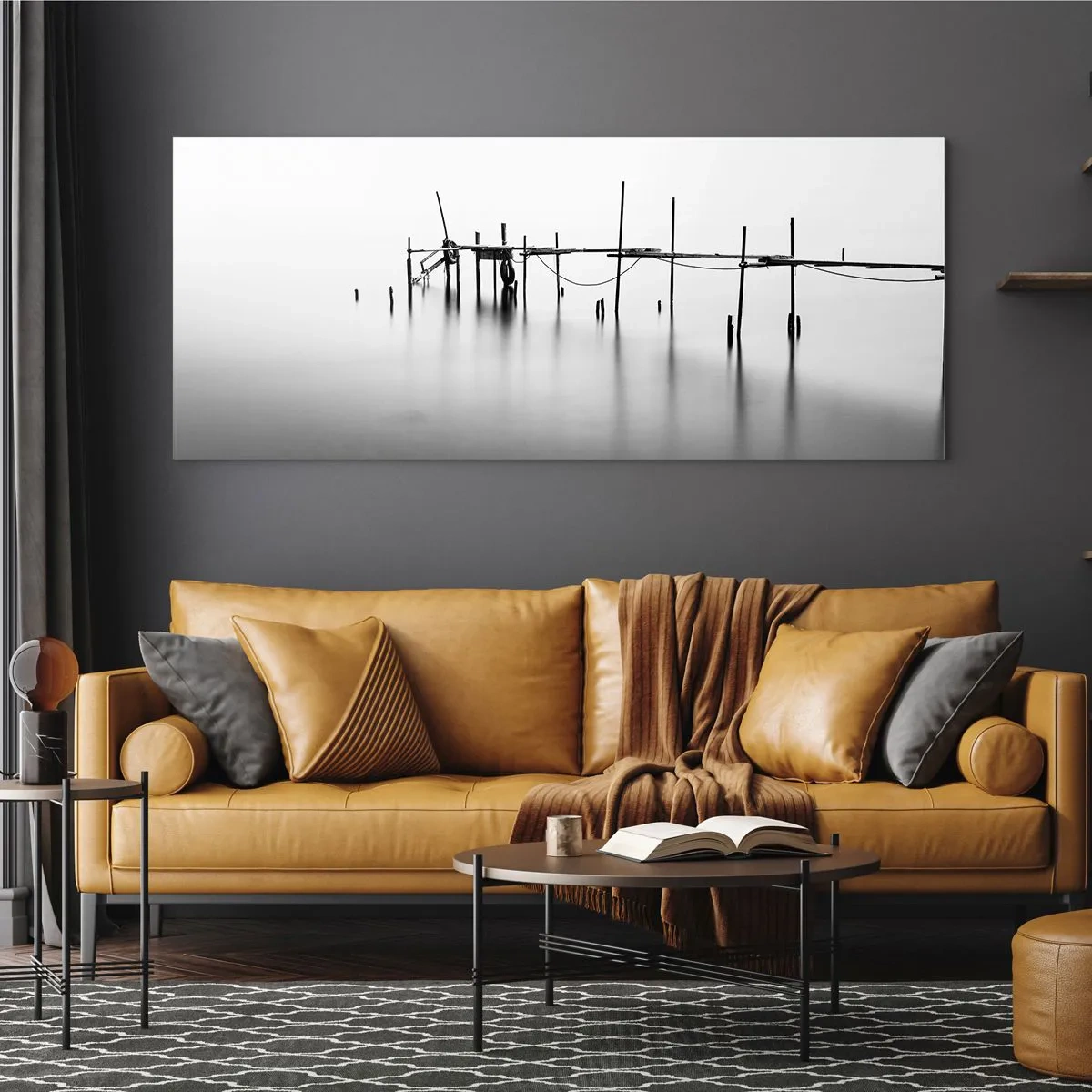 Glasbild - Bild auf glas - Ein schwarz-weißer Steg inmitten einer nebligen Landschaft - 140x50cm - Was ist, wenn es keine Welt gibt? - Moderne Wanddekoration für Wohnzimmer und Schlafzimmer ARTTOR