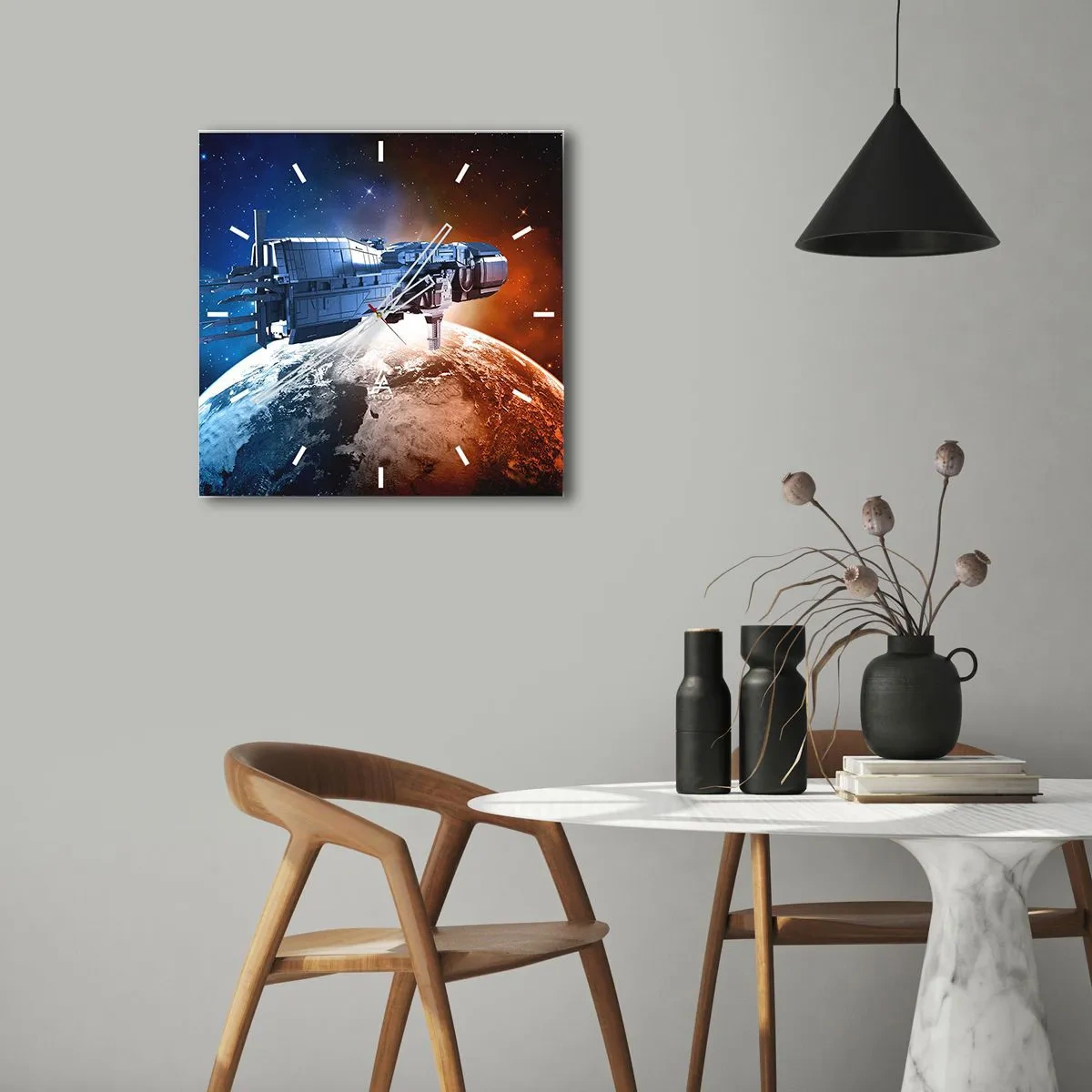 Wanduhr - Glasuhr - Ein Raumschiff vor dem Hintergrund eines Planeten im Weltraum - 30x30cm - Ein aufmerksamer Beobachter - Moderne Wanddekoration für Wohnzimmer und Schlafzimmer ARTTOR